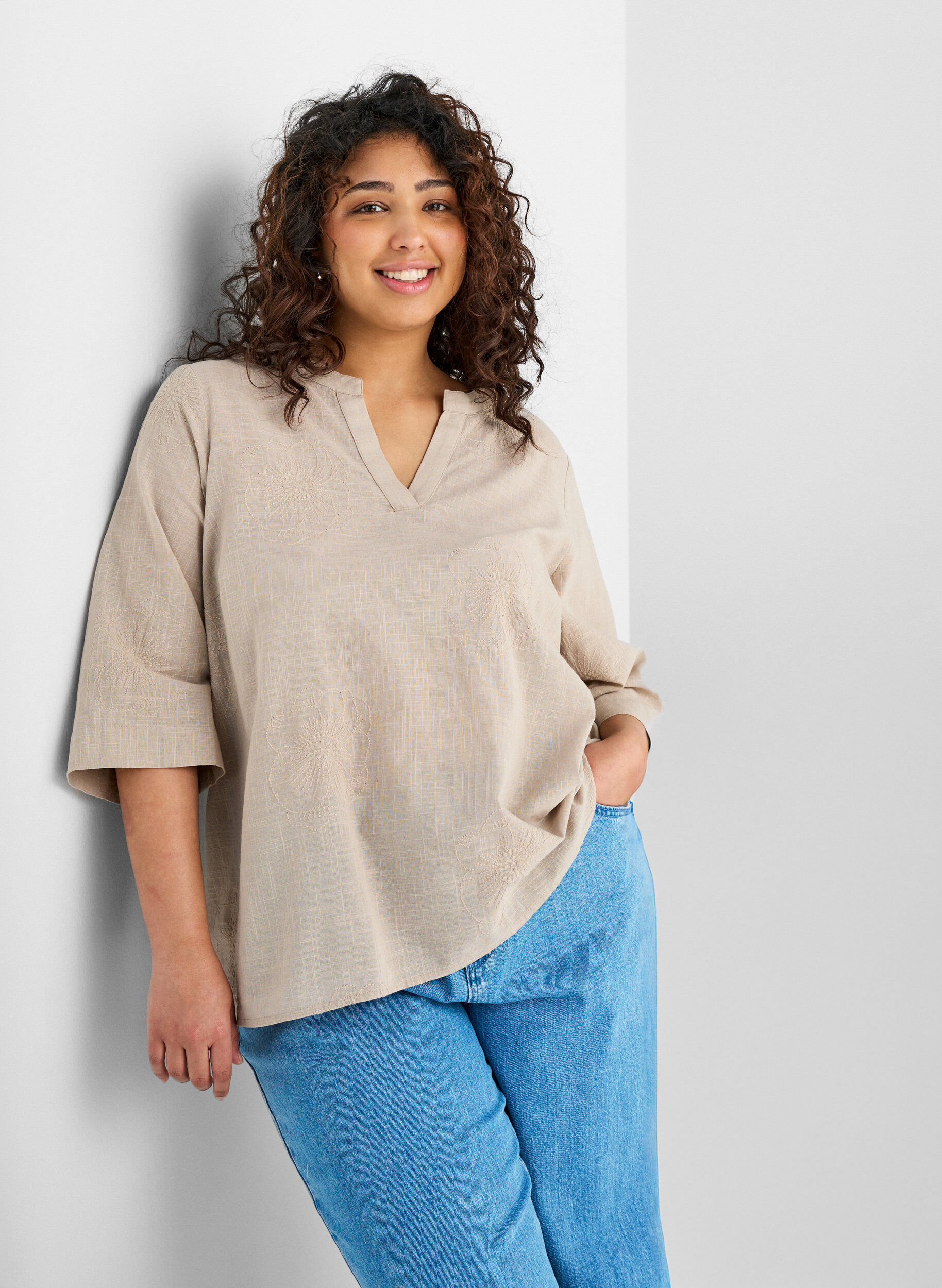 Zizzi Blus i bomull med broderade detaljer och 3/4-&auml;rmar, Beige, Model image number 3