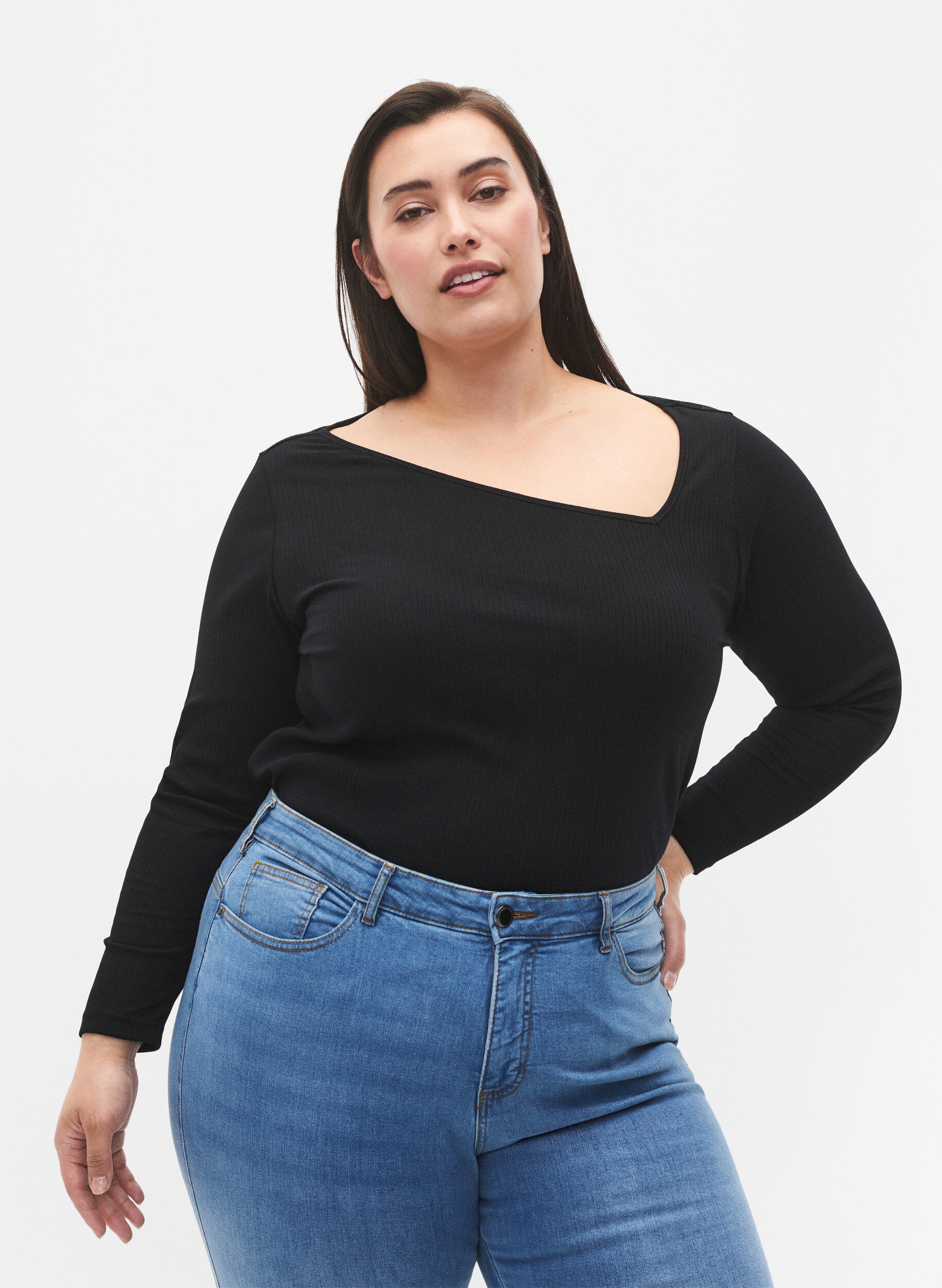 Zizzi L&aring;ng&auml;rmad t-shirt med asymmetrisk sk&auml;rning, Black, Model image number 0