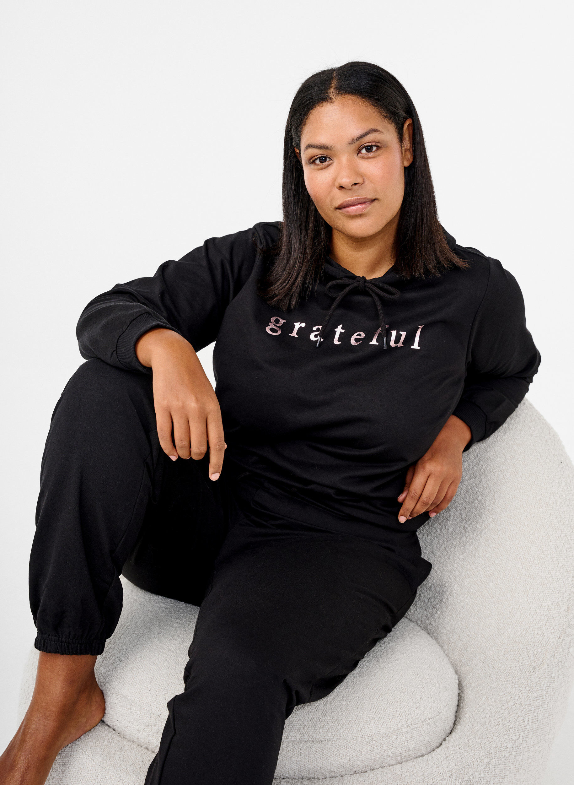 Zizzi Tr&ouml;ja med huva och tryck, Svart, Image image number 0