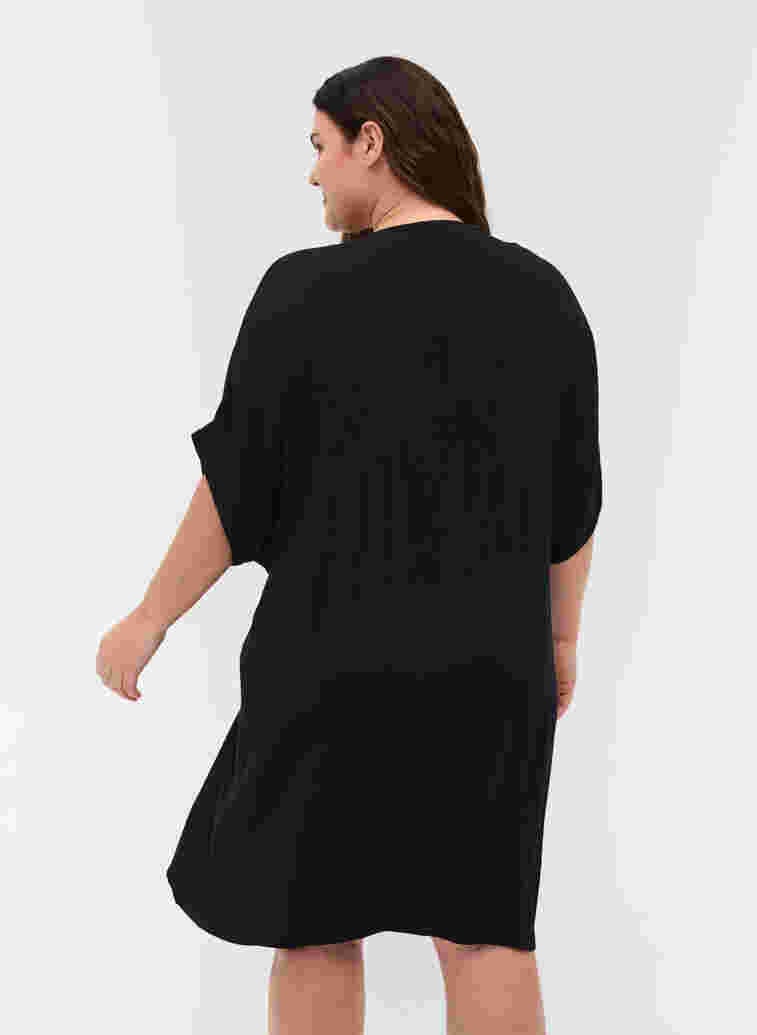 Kortärmad strandklänning i viskos, Black, Model image number 1