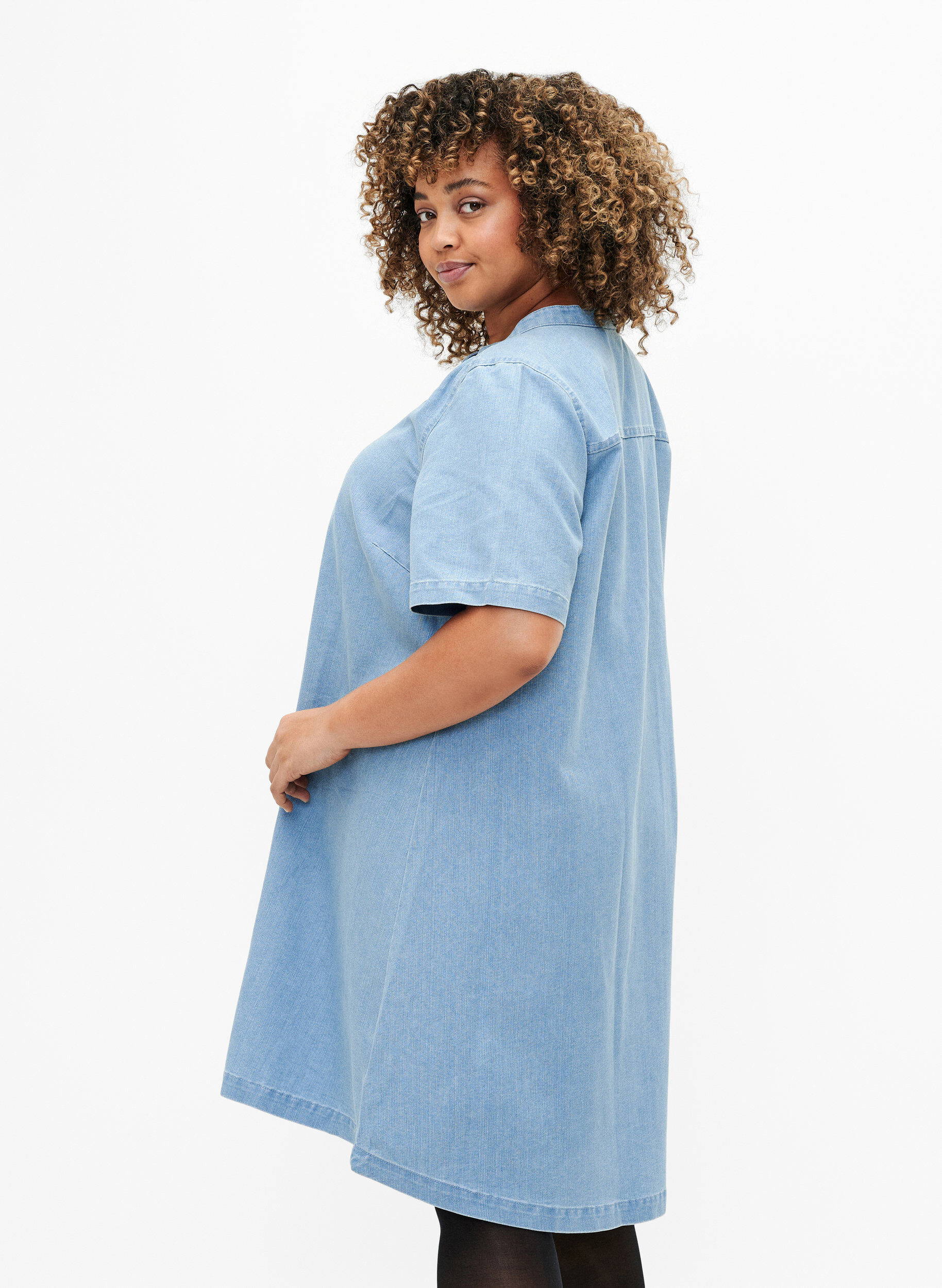 ZizziA-formad denimkl&auml;nning med korta &auml;rmar, Light blue denim, Model image number 1