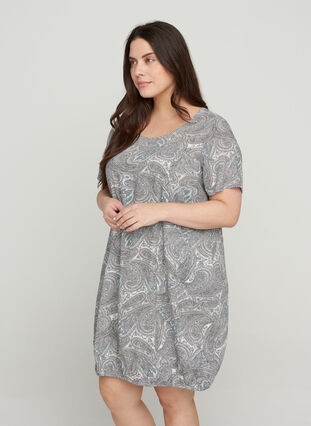 Kortärmad viskosklänning med mönster, Bright Paisley, Model image number 0