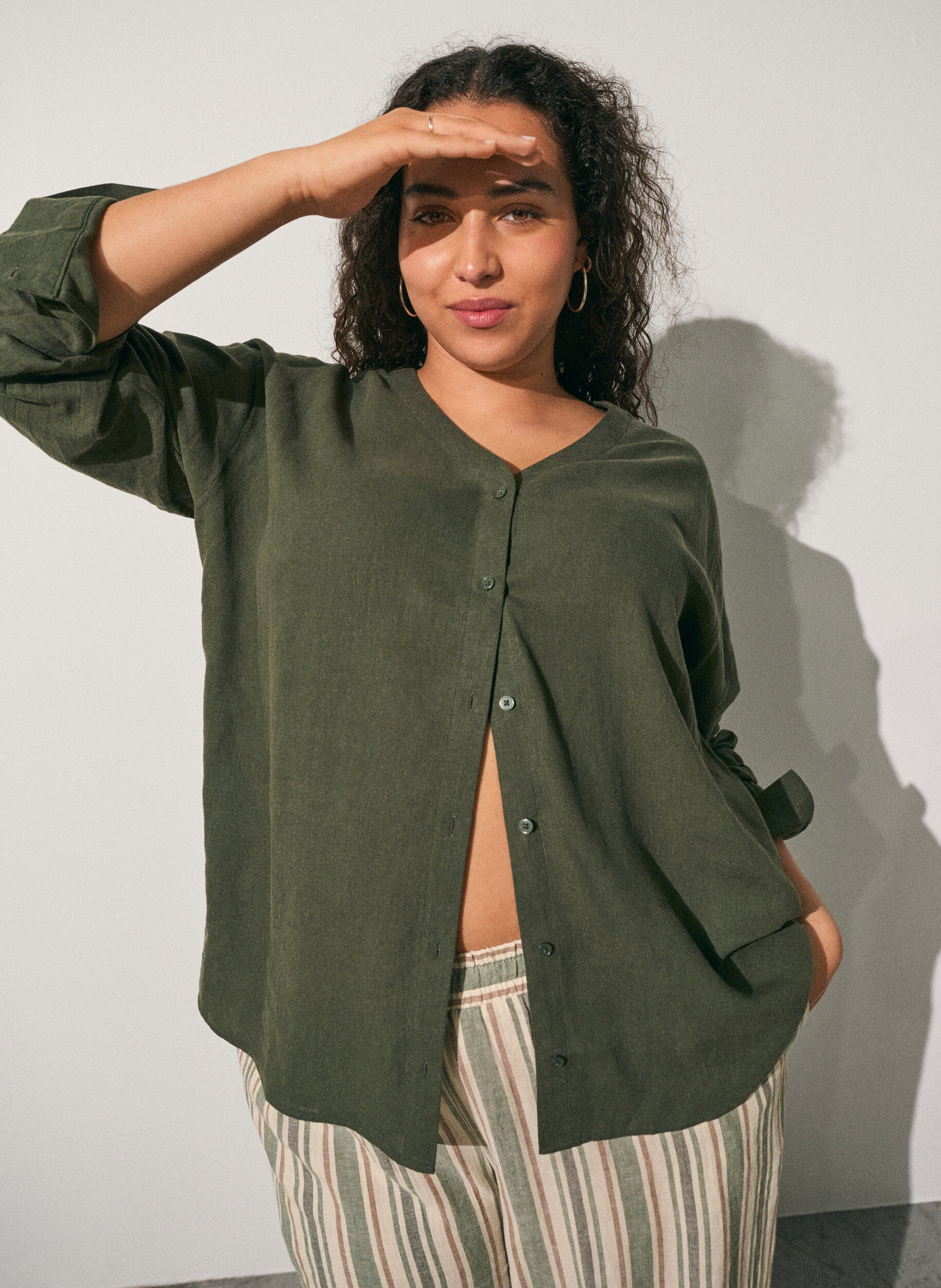 Blus i linne och viskos med v-ringning