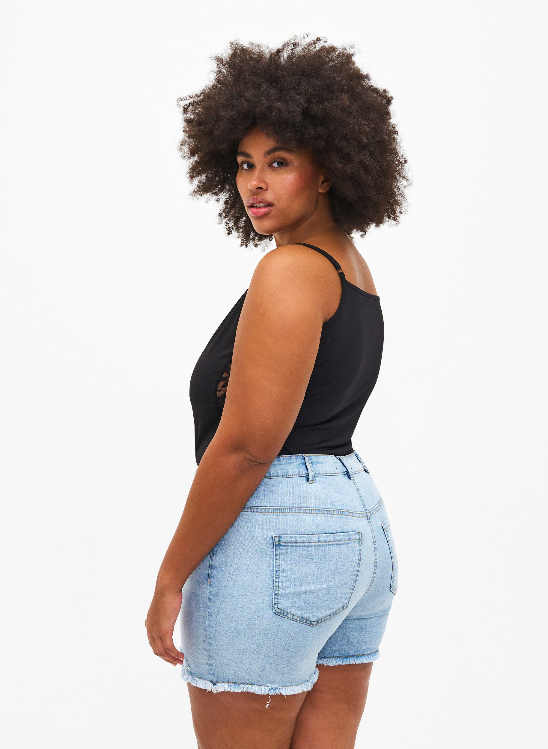 Zizzi Jeansshorts med slitna detaljer, Light Blue Denim, Model image number 1