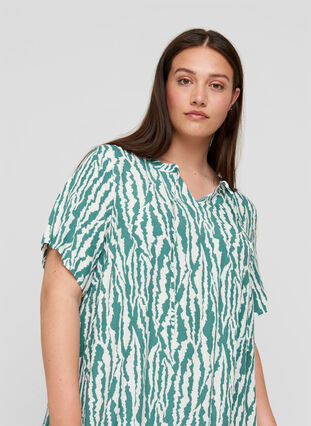 Kortärmad viskosklänning med mönster, Green Animal Print, Model image number 2
