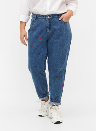 Mille Mom Fit-jeans med broderier, Light Blue Cherry, Model image number 2