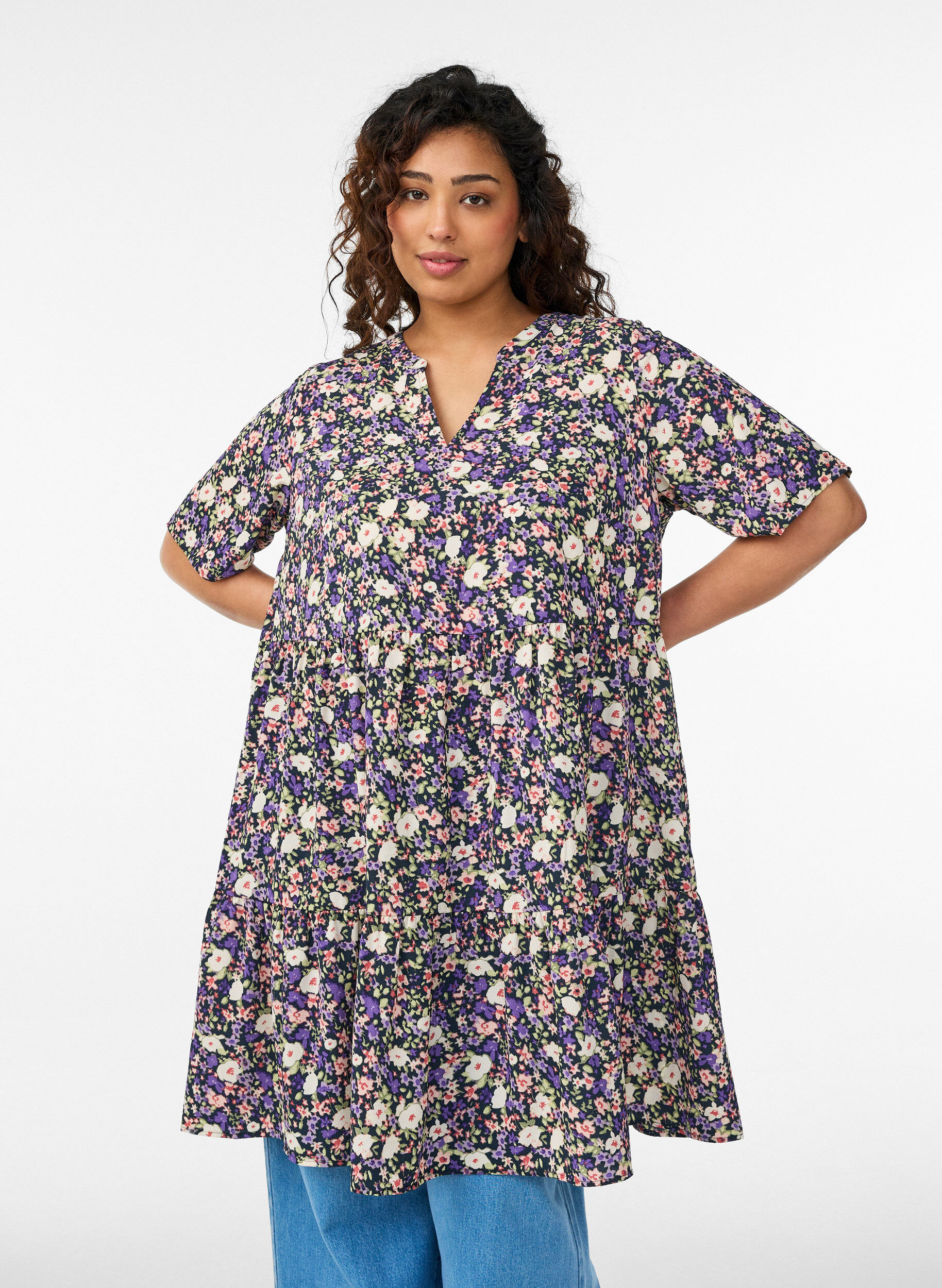 Zizzi Kort&auml;rmad kl&auml;nning med A-linje och sk&auml;rningar, Lila, Model image number 0