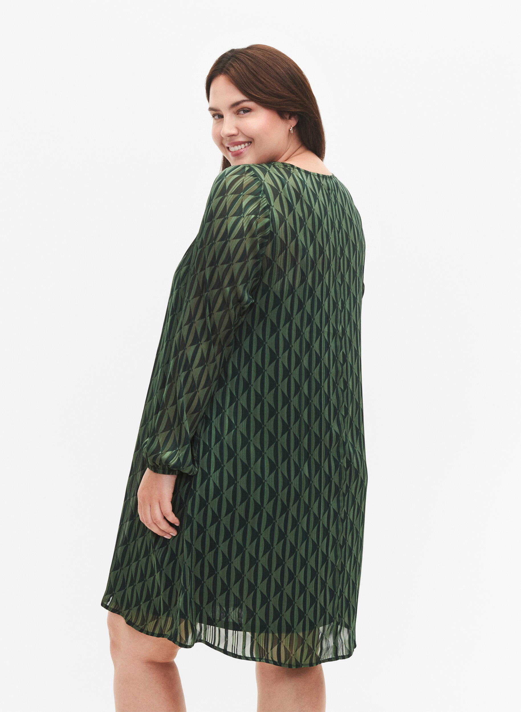 Zizzi L&aring;ng&auml;rmad kl&auml;nning med V-ringning och tryck, Scarab AOP, Model image number 1