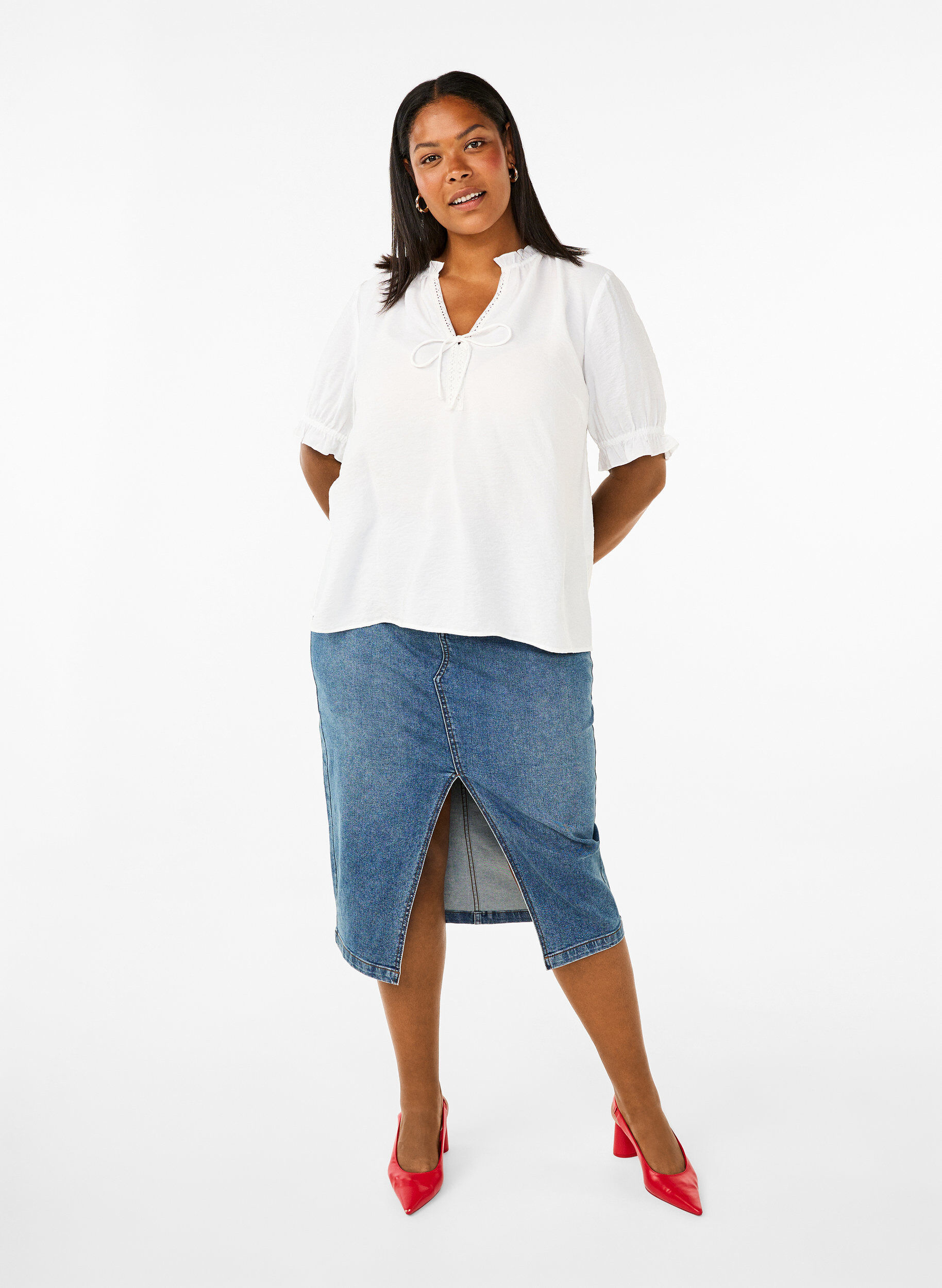 Zizzi Kort&auml;rmad viskosblus med volangdetaljer, Bright White, Model image number 3