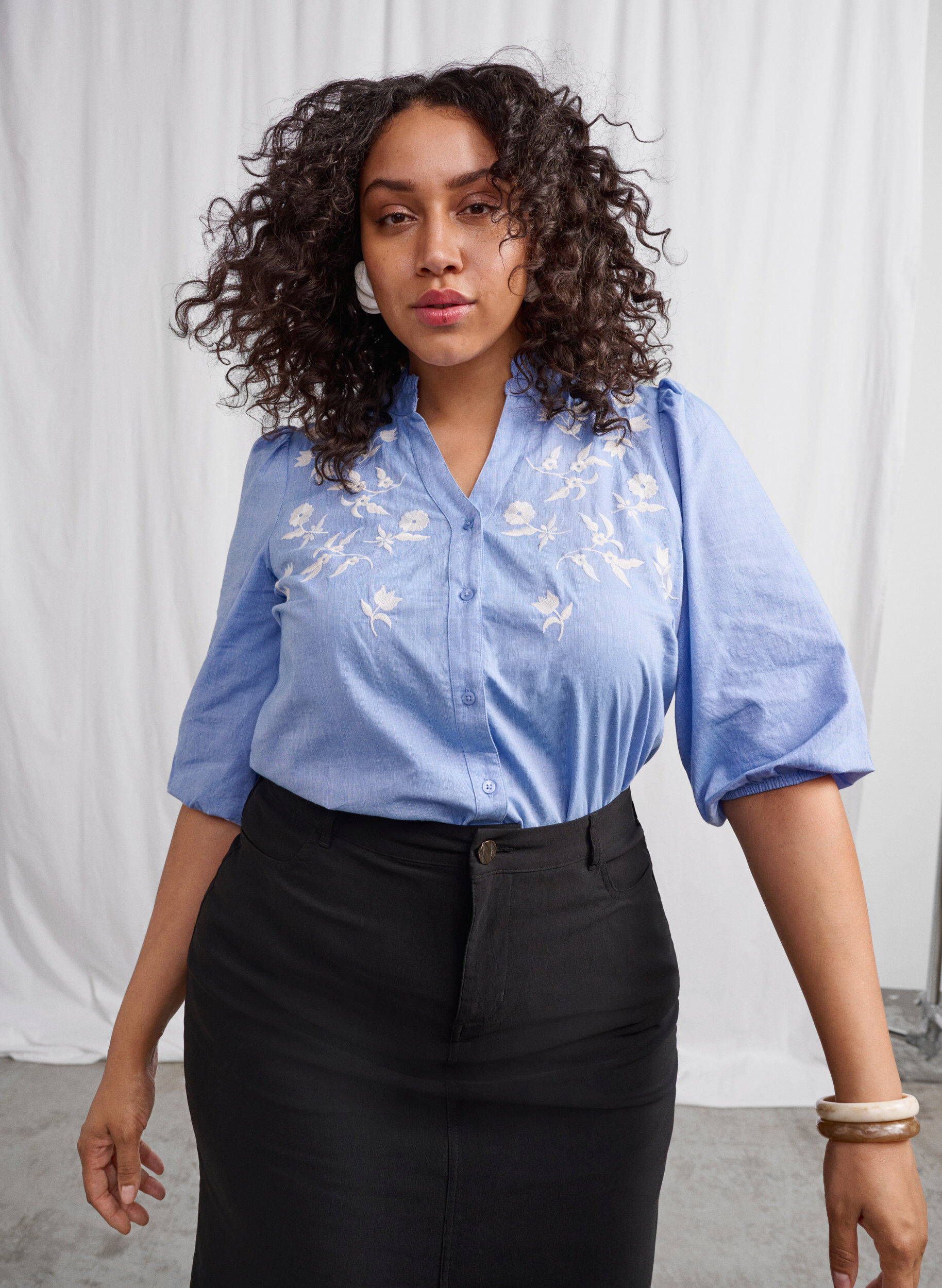 Zizzi Skjortblus i bomull med broderade blommor, Vista Bl. W. White, Image image number 1