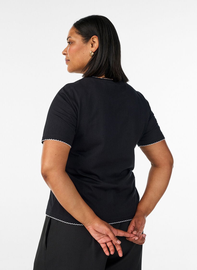 T-shirt i bomull med v&aring;giga kontrasterande kanter, Svart, Model image number 2