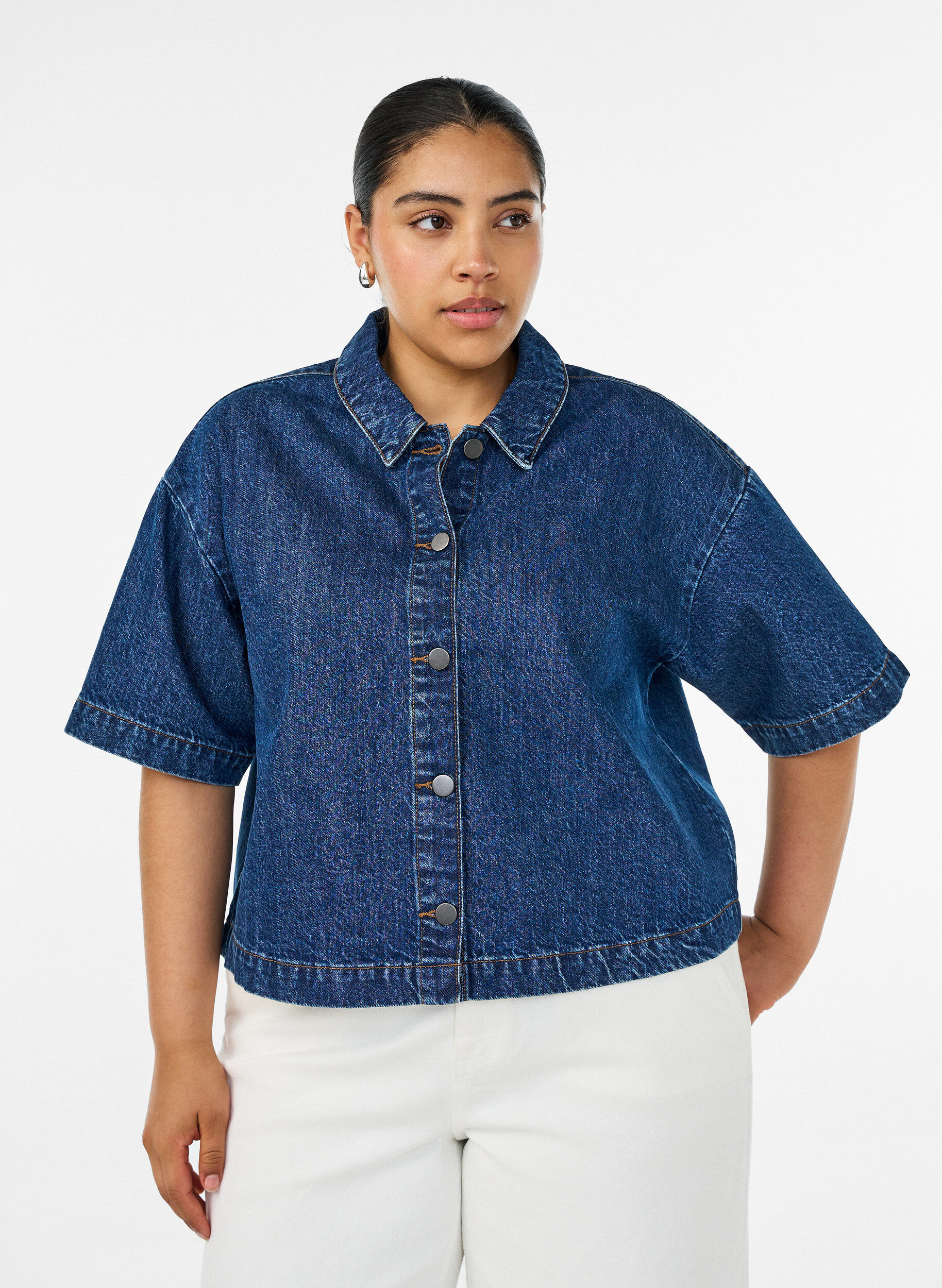 Kort&auml;rmad jeansjacka med kn&auml;ppning, Bl&aring;, Model
