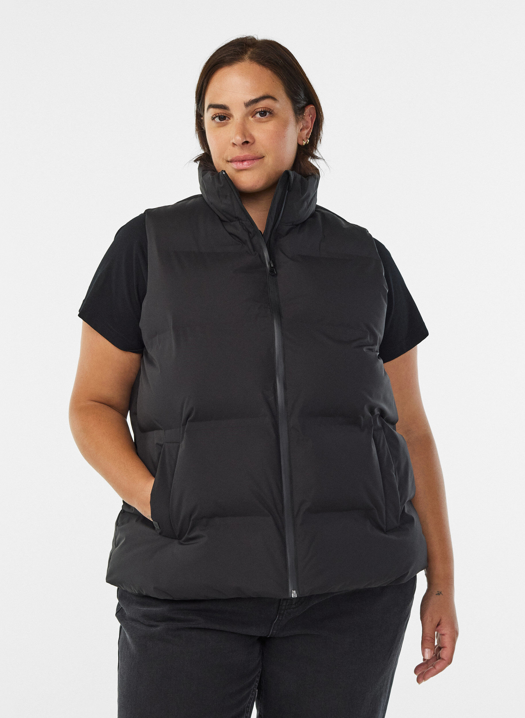 Kort pufferjacka med h&ouml;g krage, Svart, Model