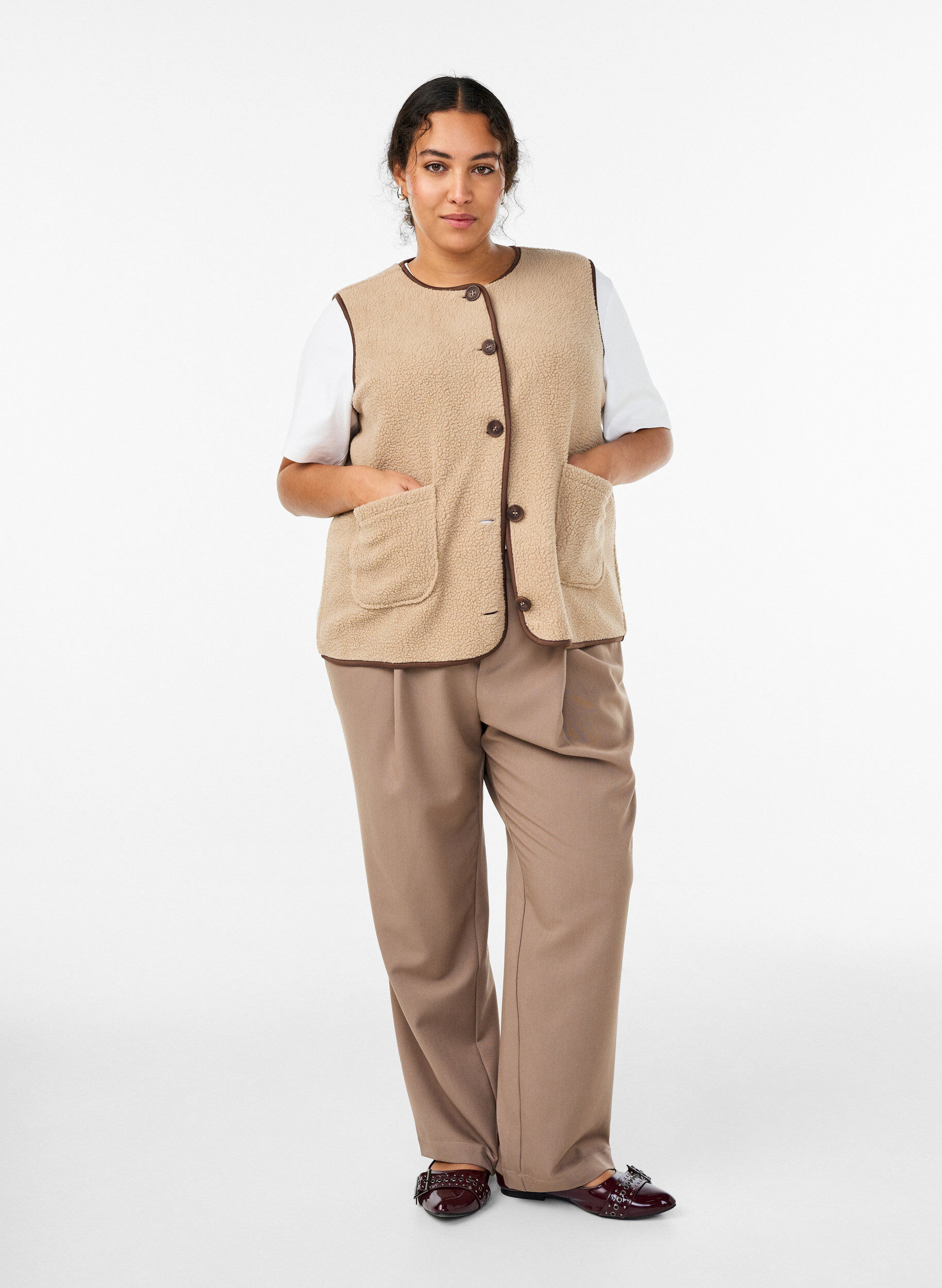 ZizziV&auml;st i teddyfleece med kontrastkanter, Beige, Model image number 1