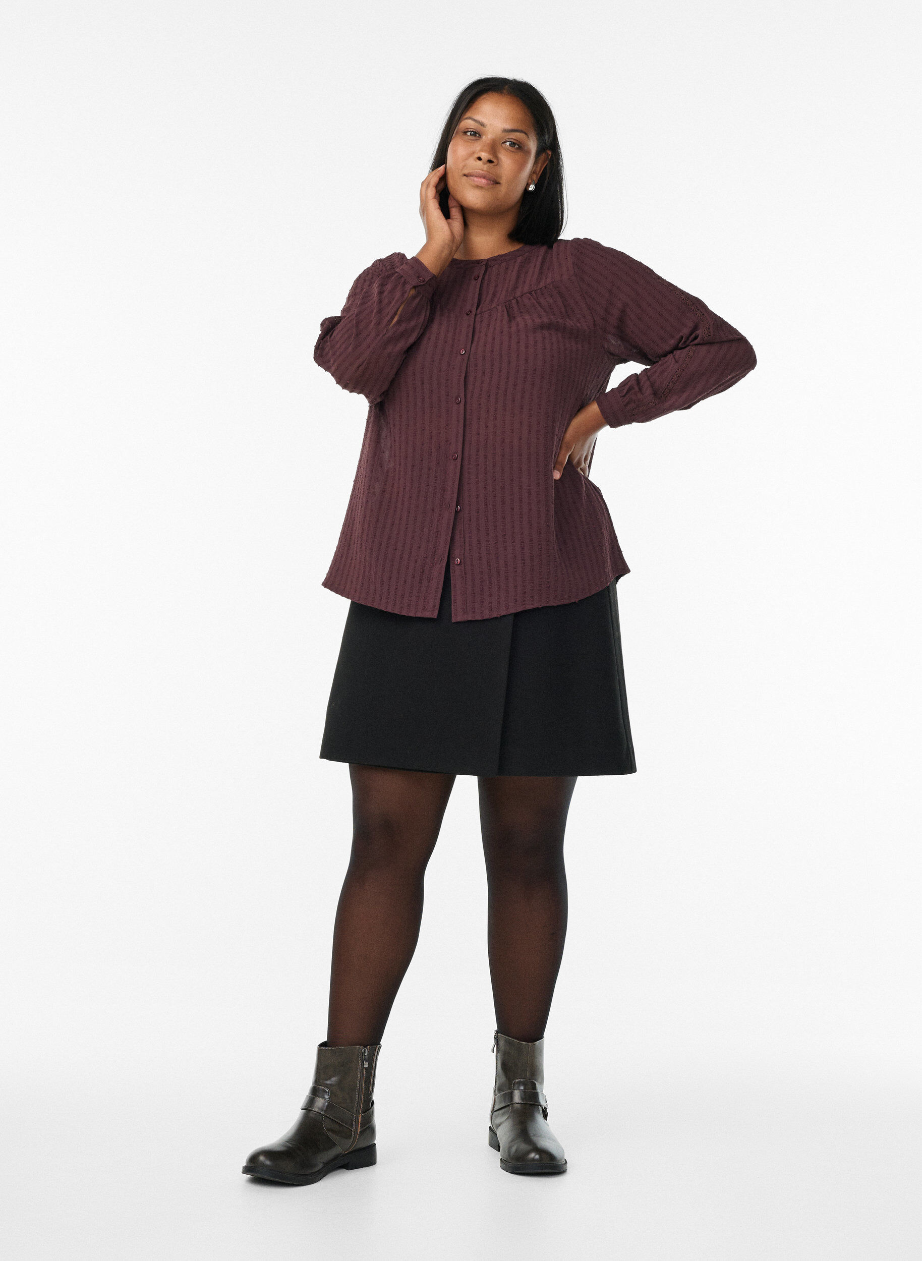 Zizzi Skjorta med strukturerat prickm&ouml;nster och broderidetaljer, M&ouml;rk Bordeaux, Model image number 1