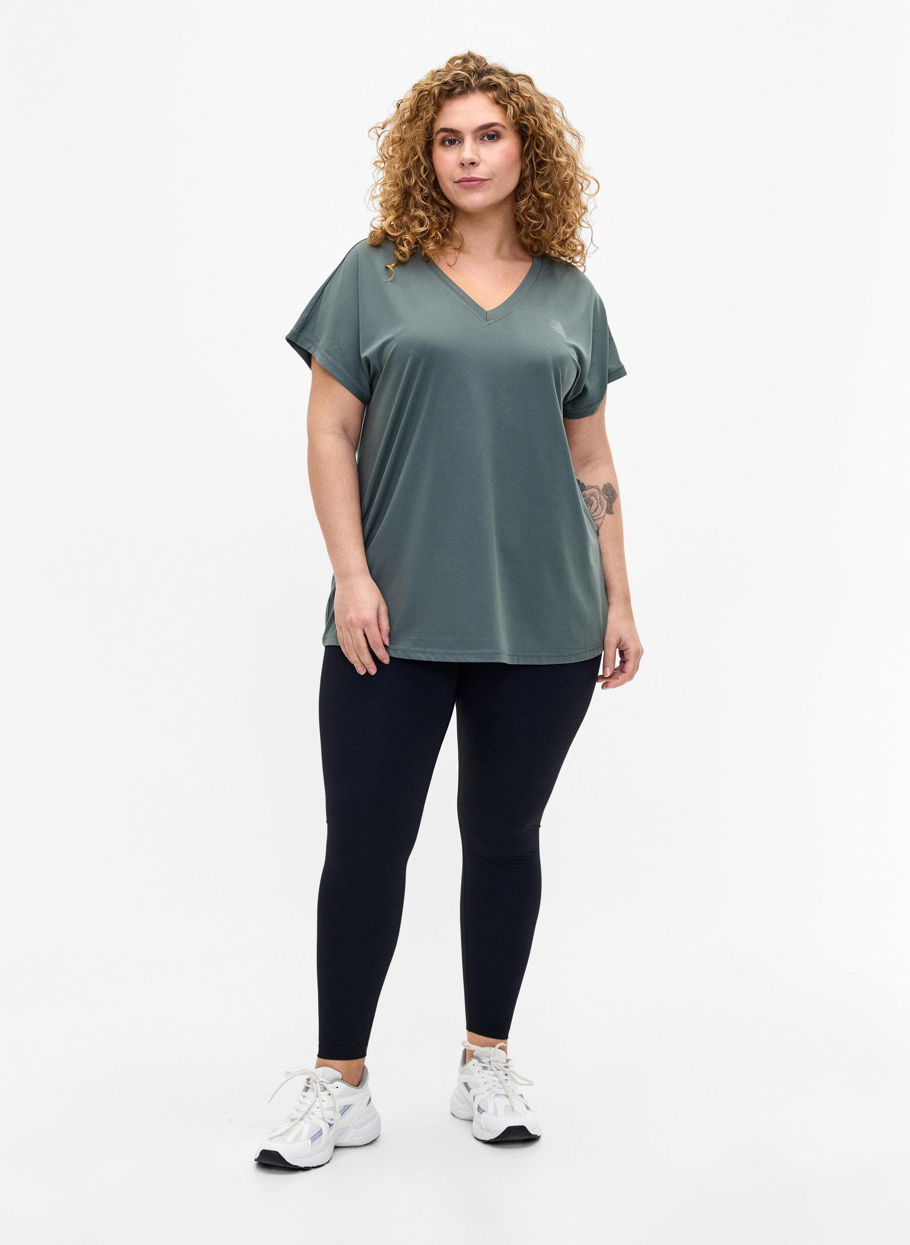 ZizziTr&auml;nings t-shirt med v-ringning och l&ouml;s passform, Balsam Green, Model image number 2