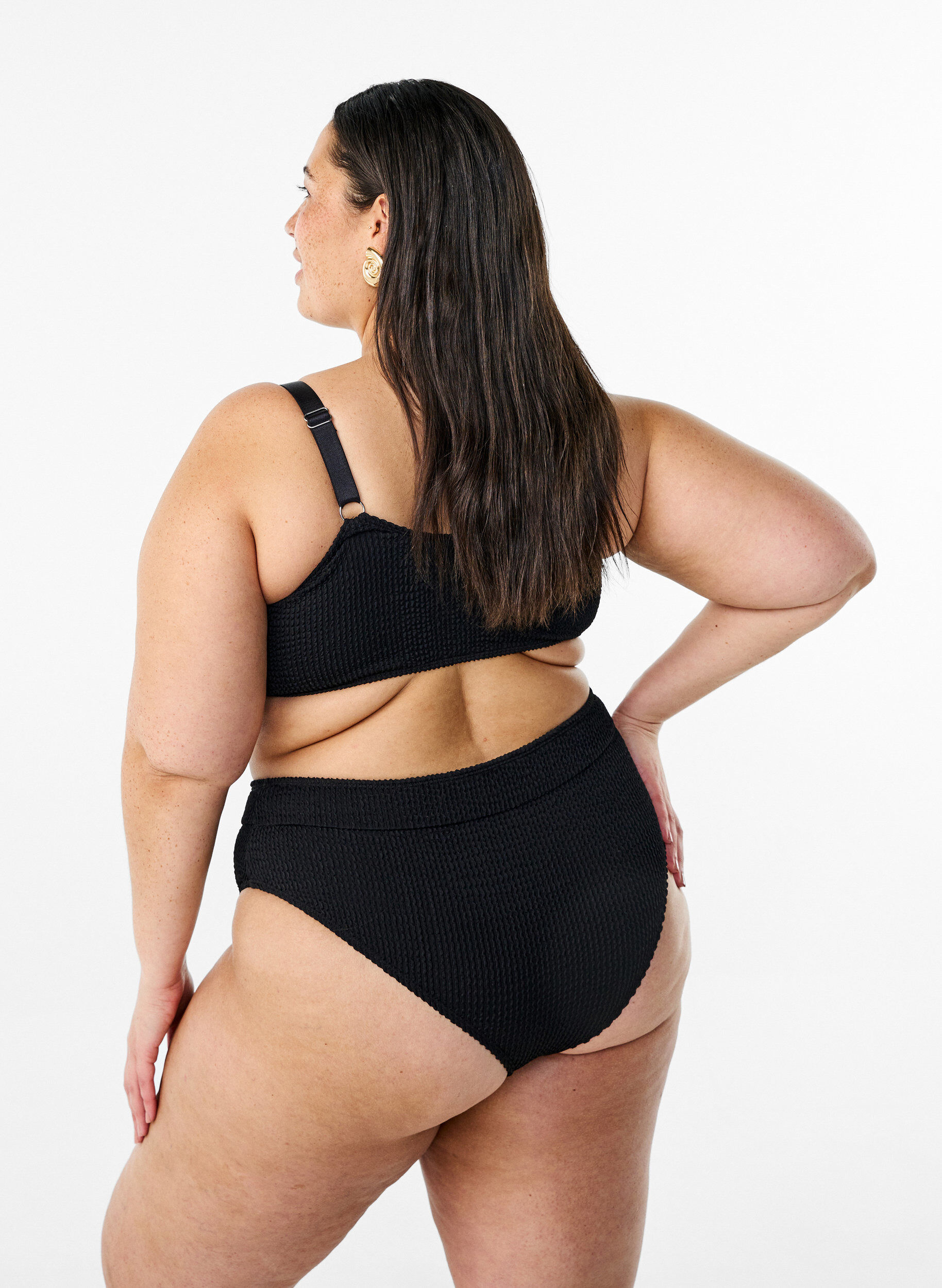 Zizzi Bikinitrosa i crepe med brasiliansk passform, Svart, Model image number 2