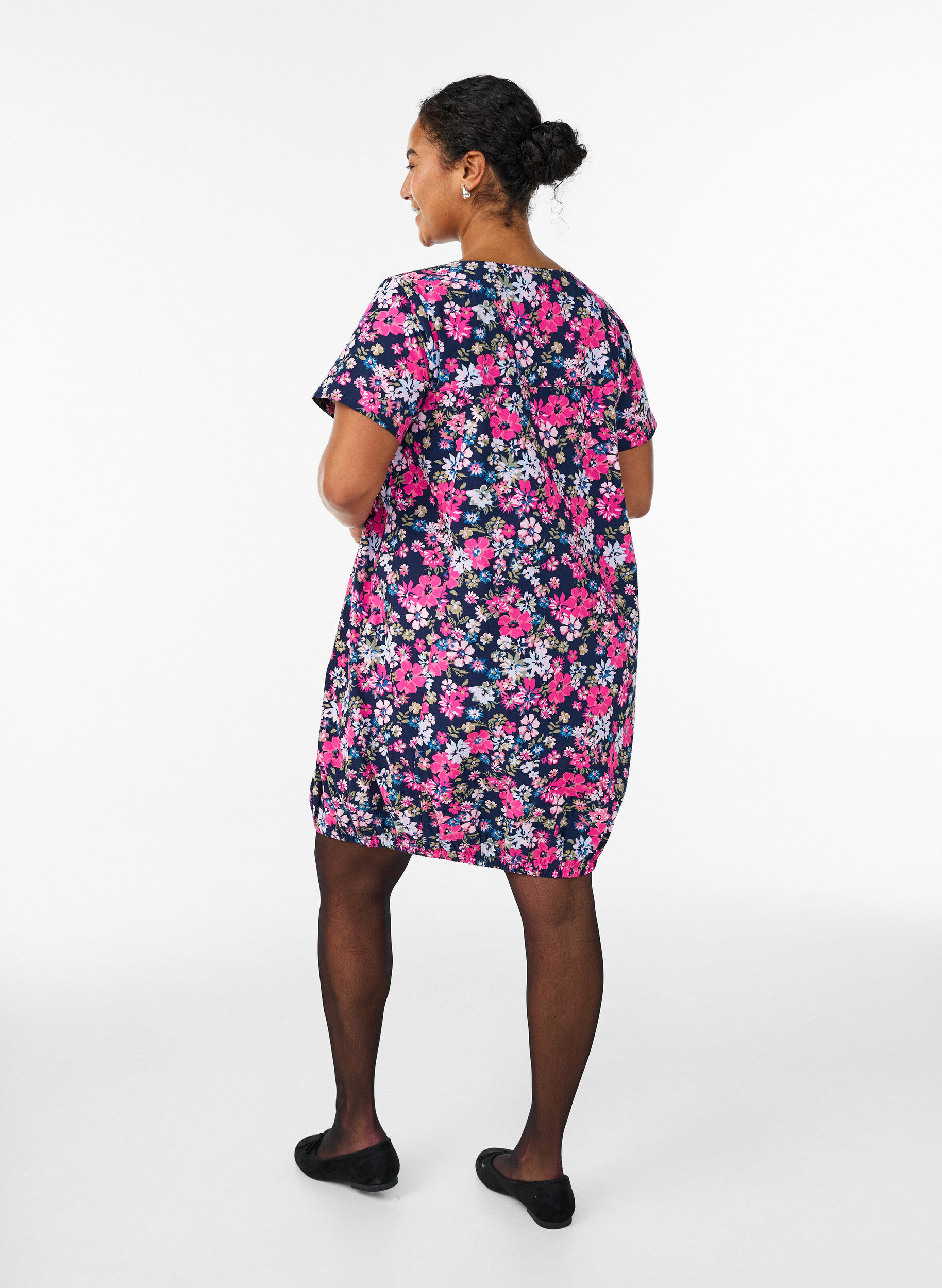 Zizzi Kort&auml;rmad kl&auml;nning i bomull med tryck, Bl&aring;, Model image number 2