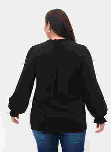 Långärmad blus med smock- och volangdetaljer, Black, Model image number 1