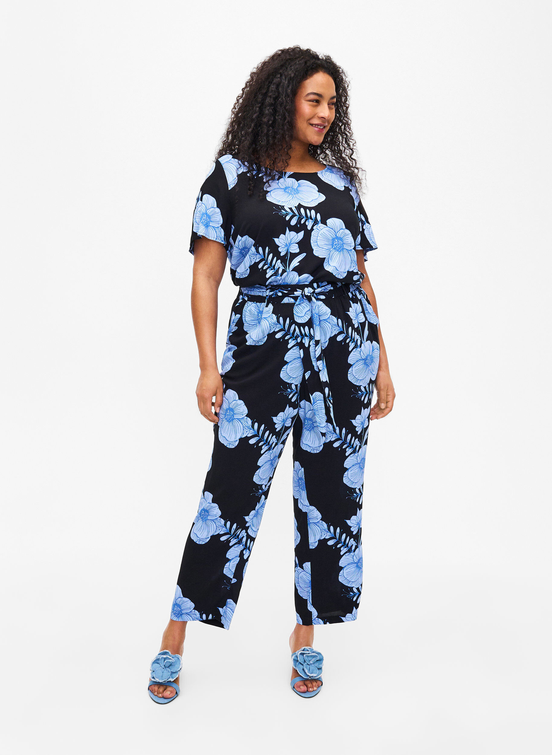 Zizzi FLASH &ndash; Kort&auml;rmad viskosblus med tryck, Svart, Model image number 1