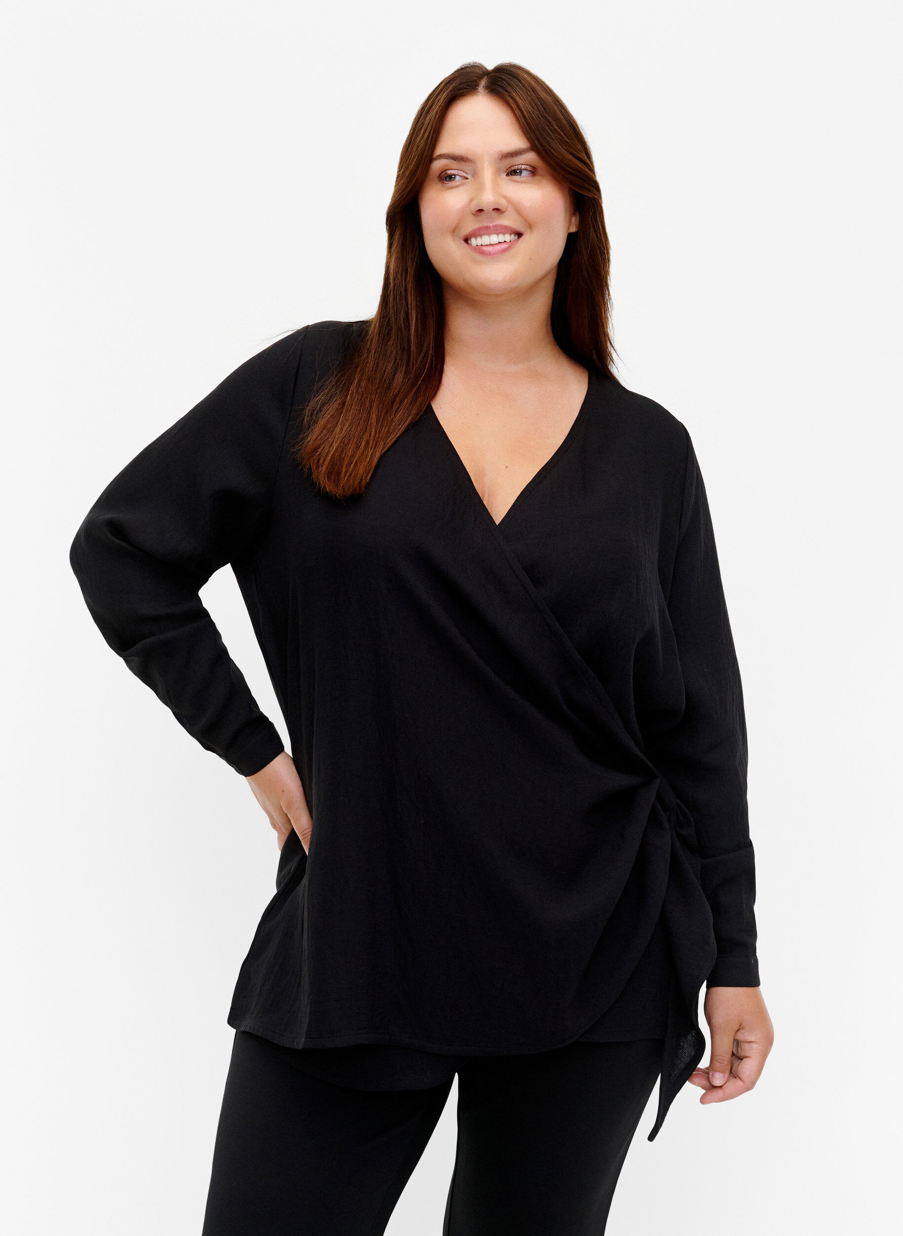 Zizzi L&aring;ng&auml;rmad blus i viskos med omlottlook, Black, Model image number 0