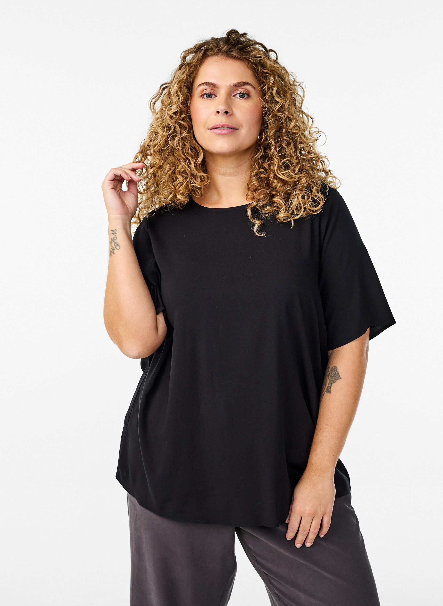 Kort&auml;rmad v&auml;vd blus med rund hals, Svart, Model