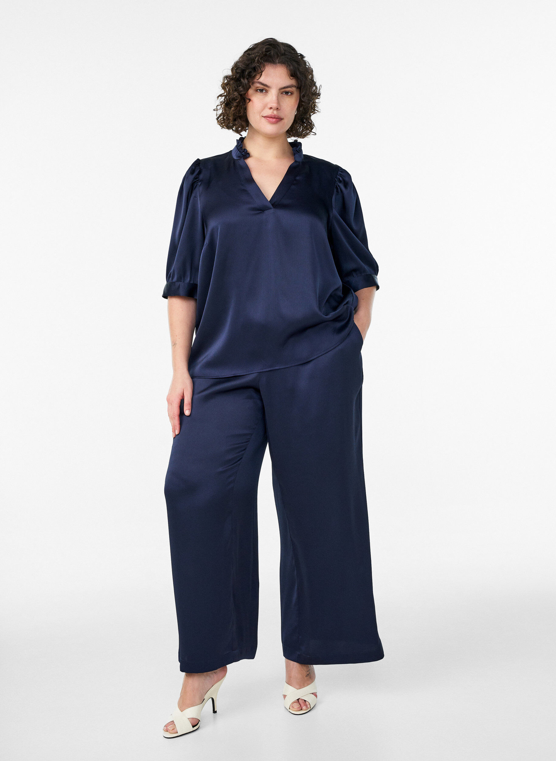 ZizziBlus i satinlook med halvl&aring;nga &auml;rmar och volangkrage, Bl&aring;, Model image number 1