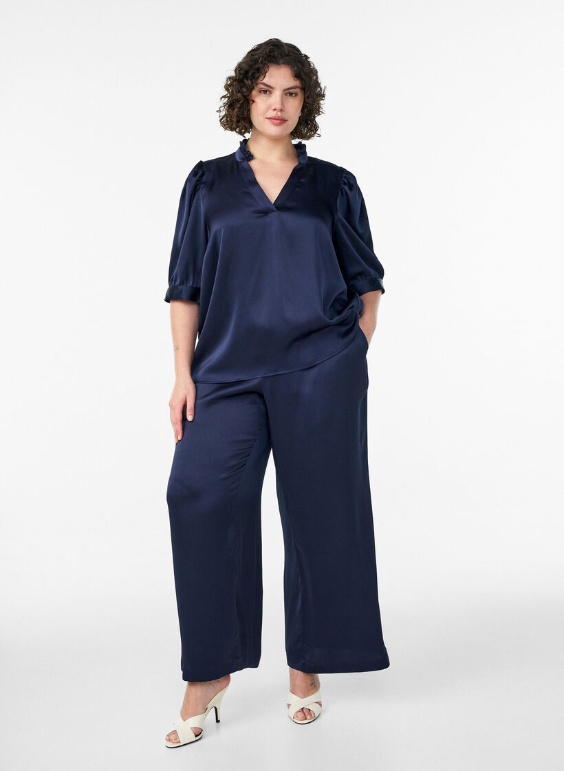 Blus i satinlook med halvl&aring;nga &auml;rmar och volangkrage, Bl&aring;, Model image number 1