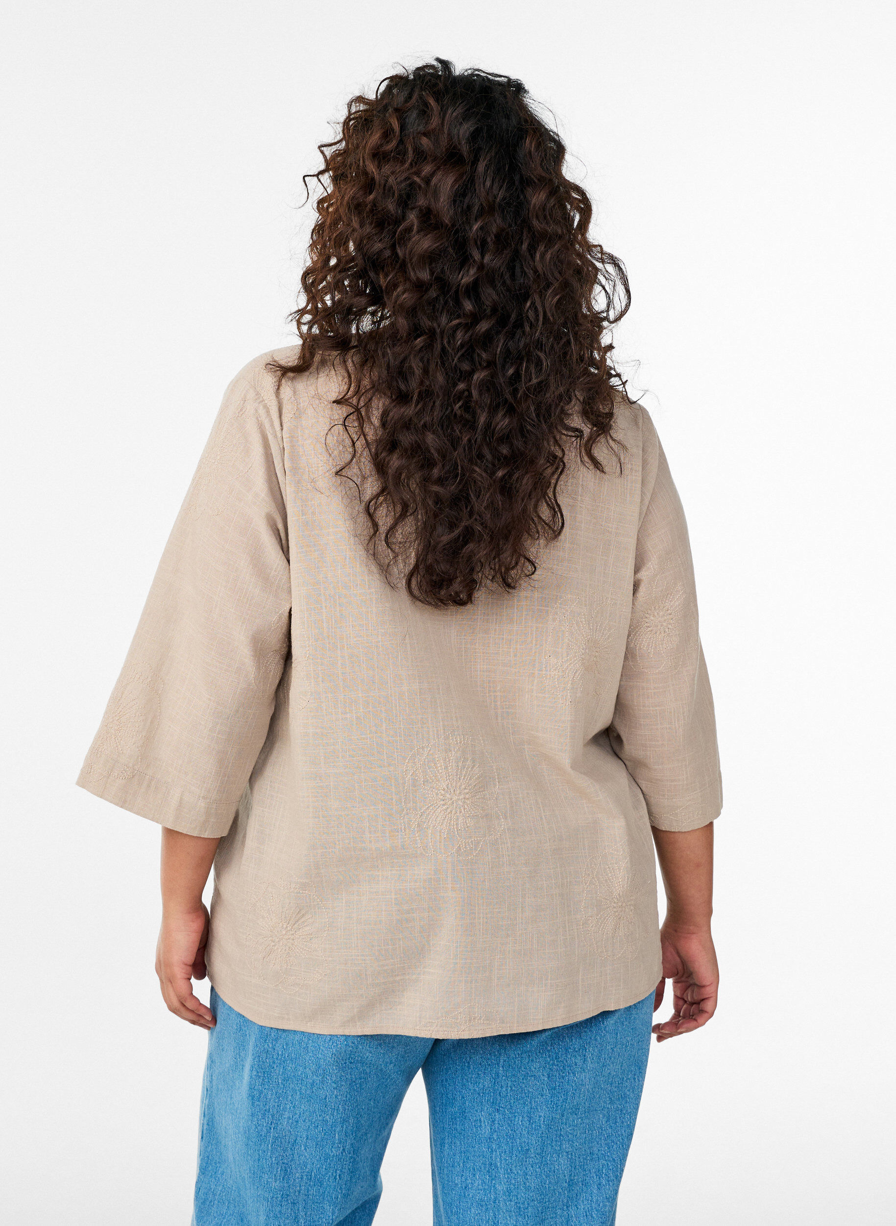 Zizzi Blus i bomull med broderade detaljer och 3/4-&auml;rmar, Beige, Model image number 2