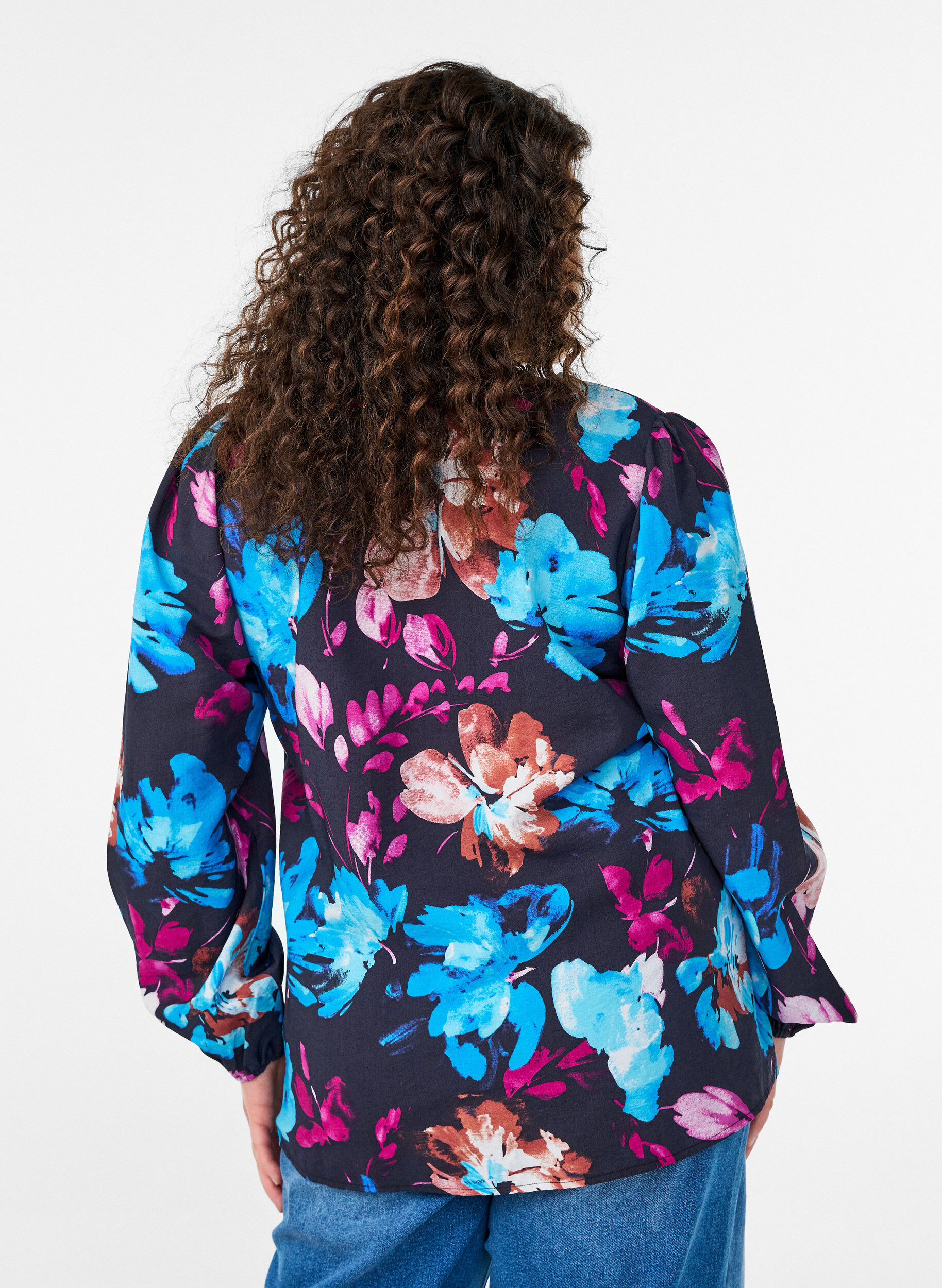 Zizzi Blus i viskos med blommigt m&ouml;nster och l&aring;nga &auml;rmar, Svart, Model image number 2