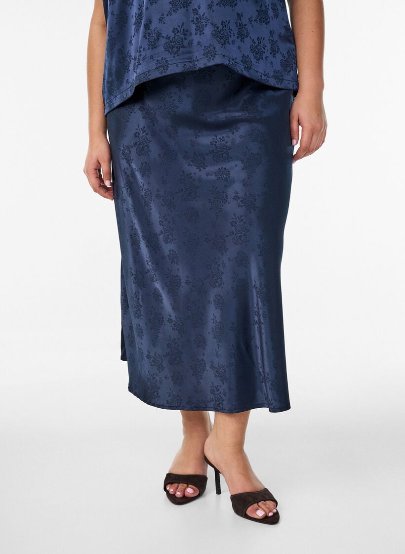 Kjol i satin med ett ton-i-ton blomm&ouml;nster, Bl&aring;, Model image number 2