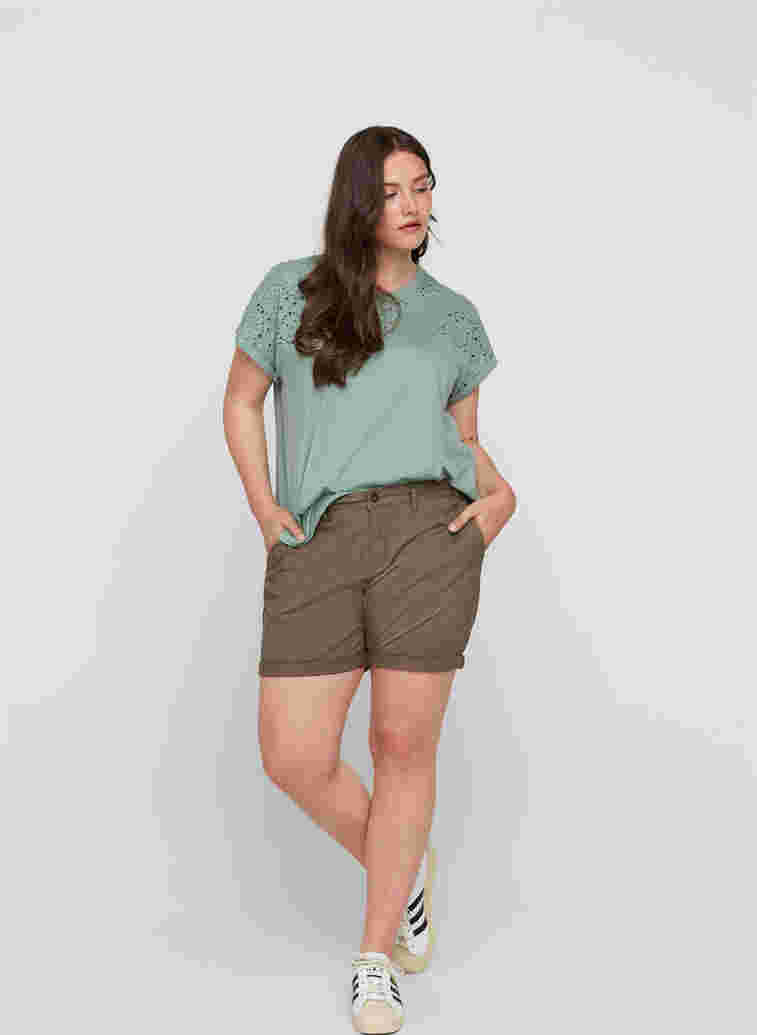 Shorts i regular fit med fickor, Tarmac, Model image number 2