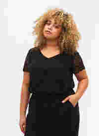 T-shirt i bomull med korta ärmar i spets, Black, Model