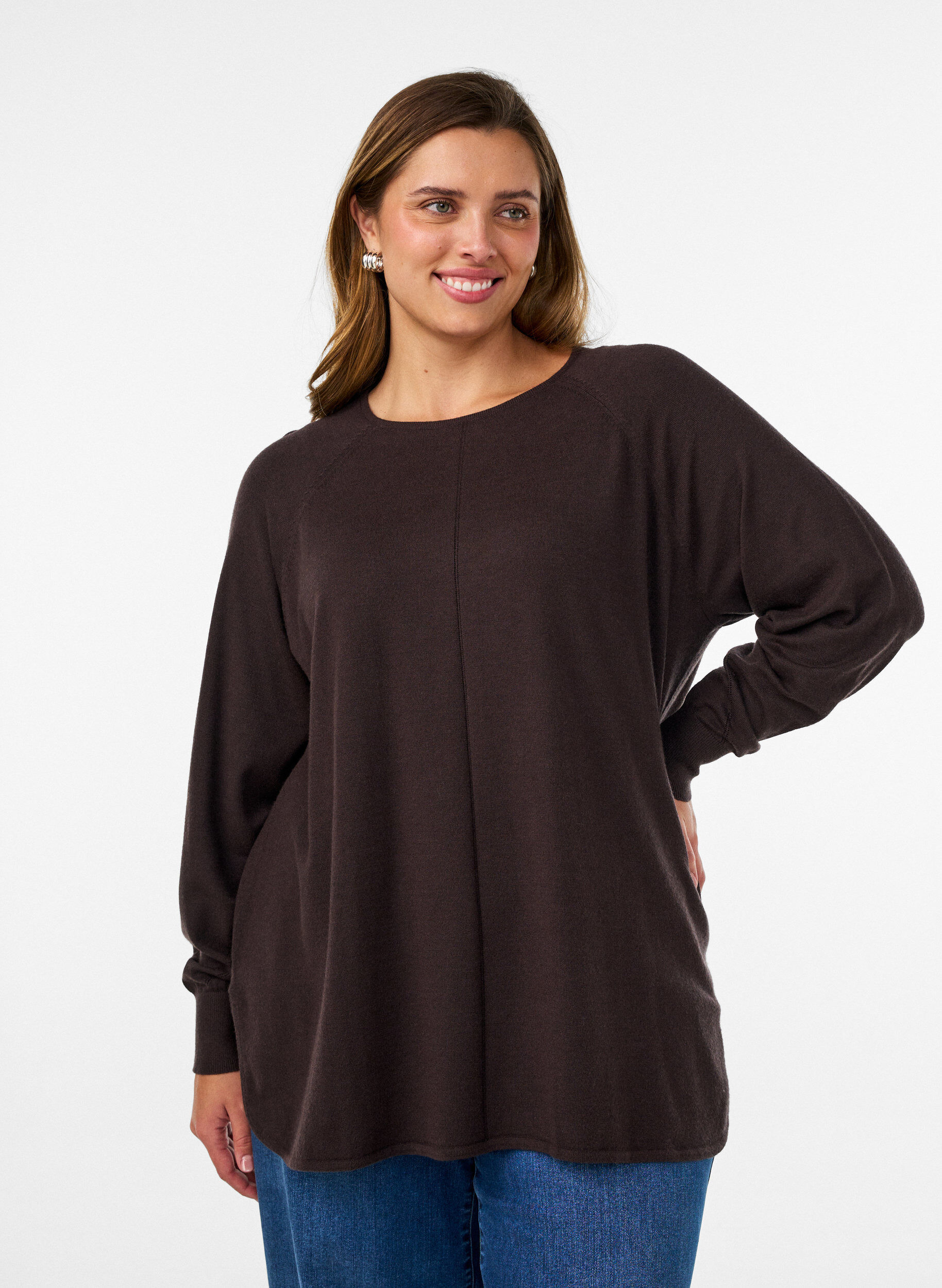 Stickad blus med rund halsringning och stickat m&ouml;nster, Brun, Model
