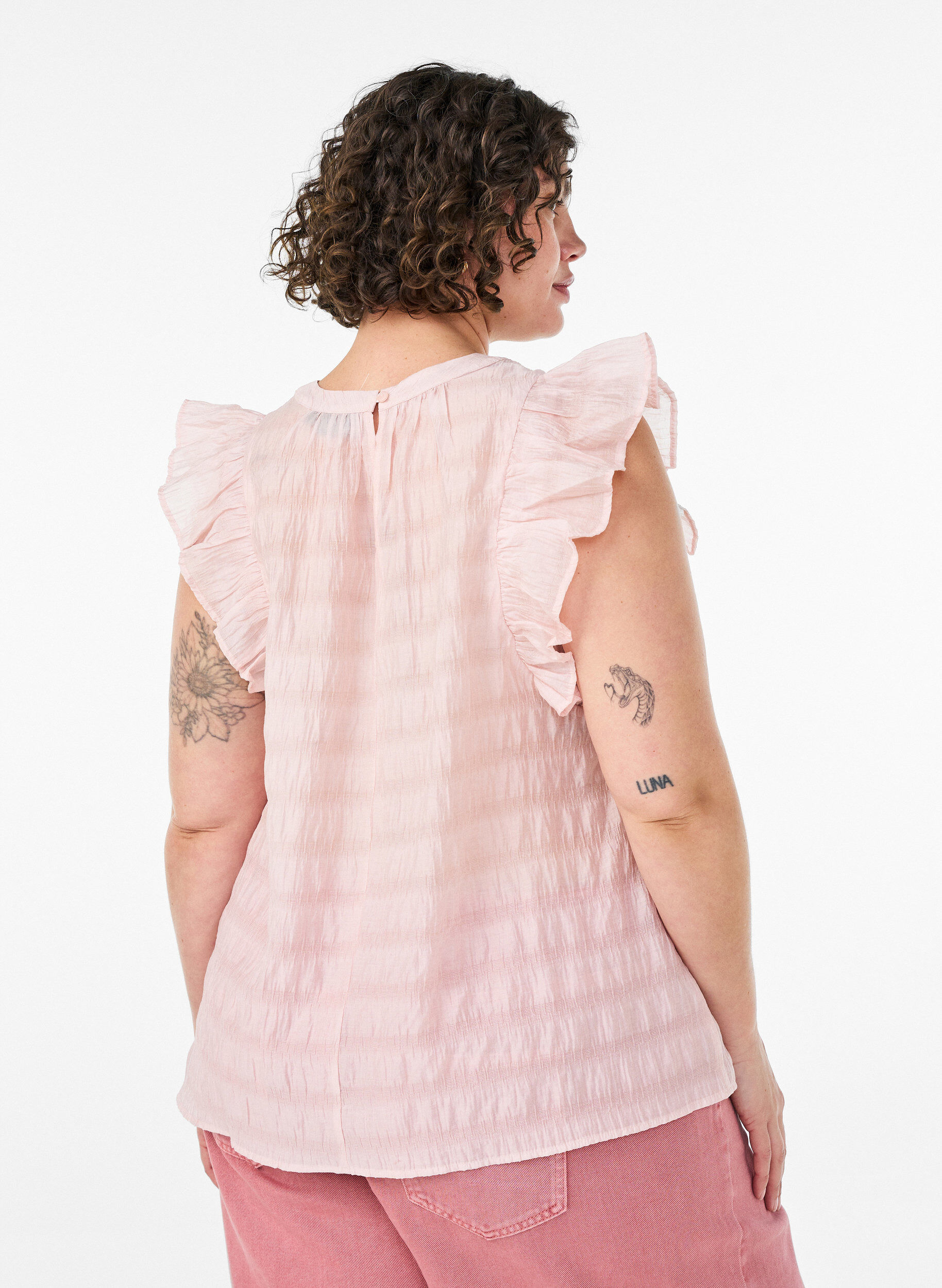 Zizzi&Auml;rml&ouml;s blus med struktur och volanger, Rosa, Model image number 2