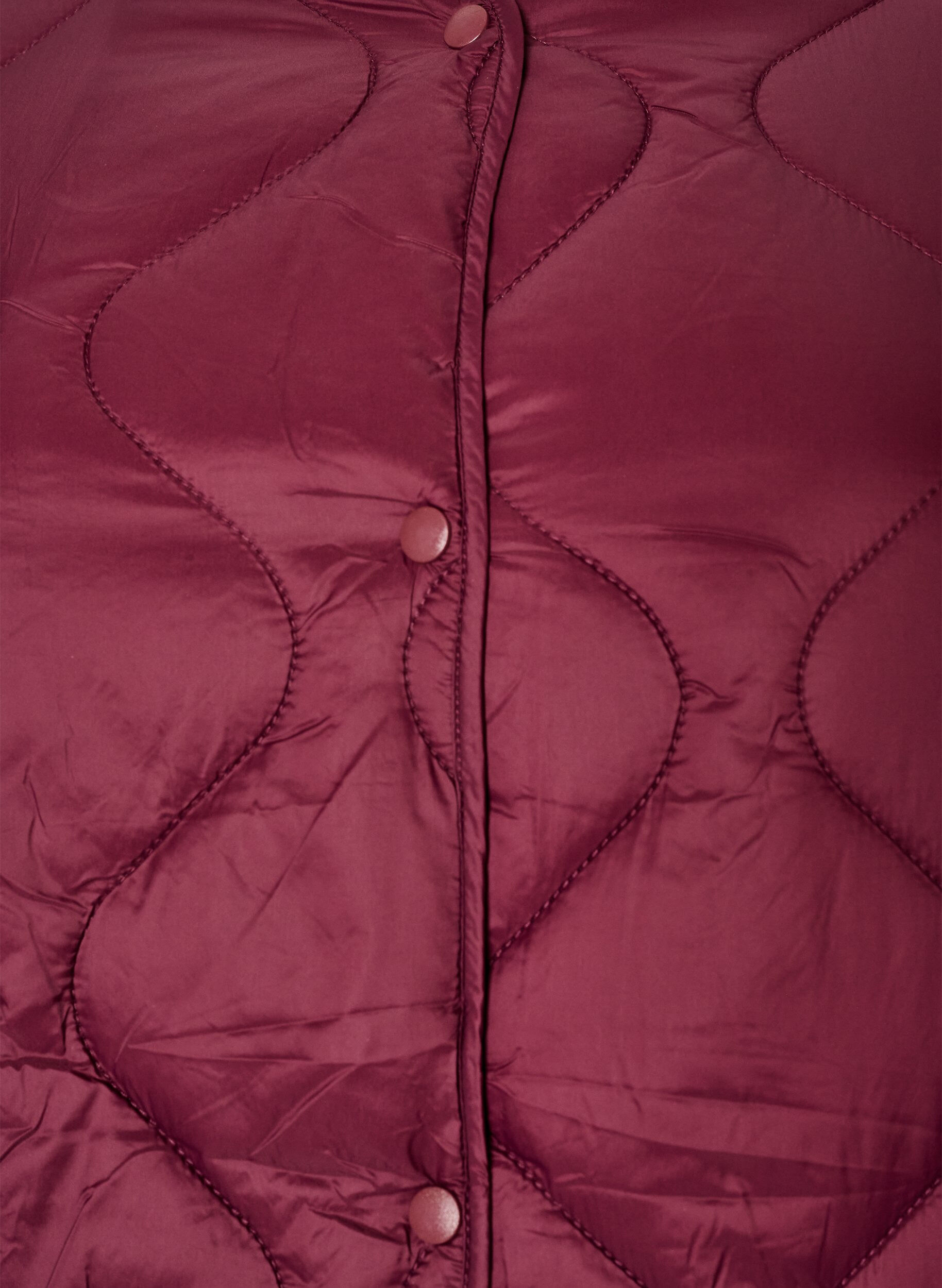 ZizziQuiltad jacka med tryckknappar och rund hals, M&ouml;rk Bordeaux, Packshot image number 2