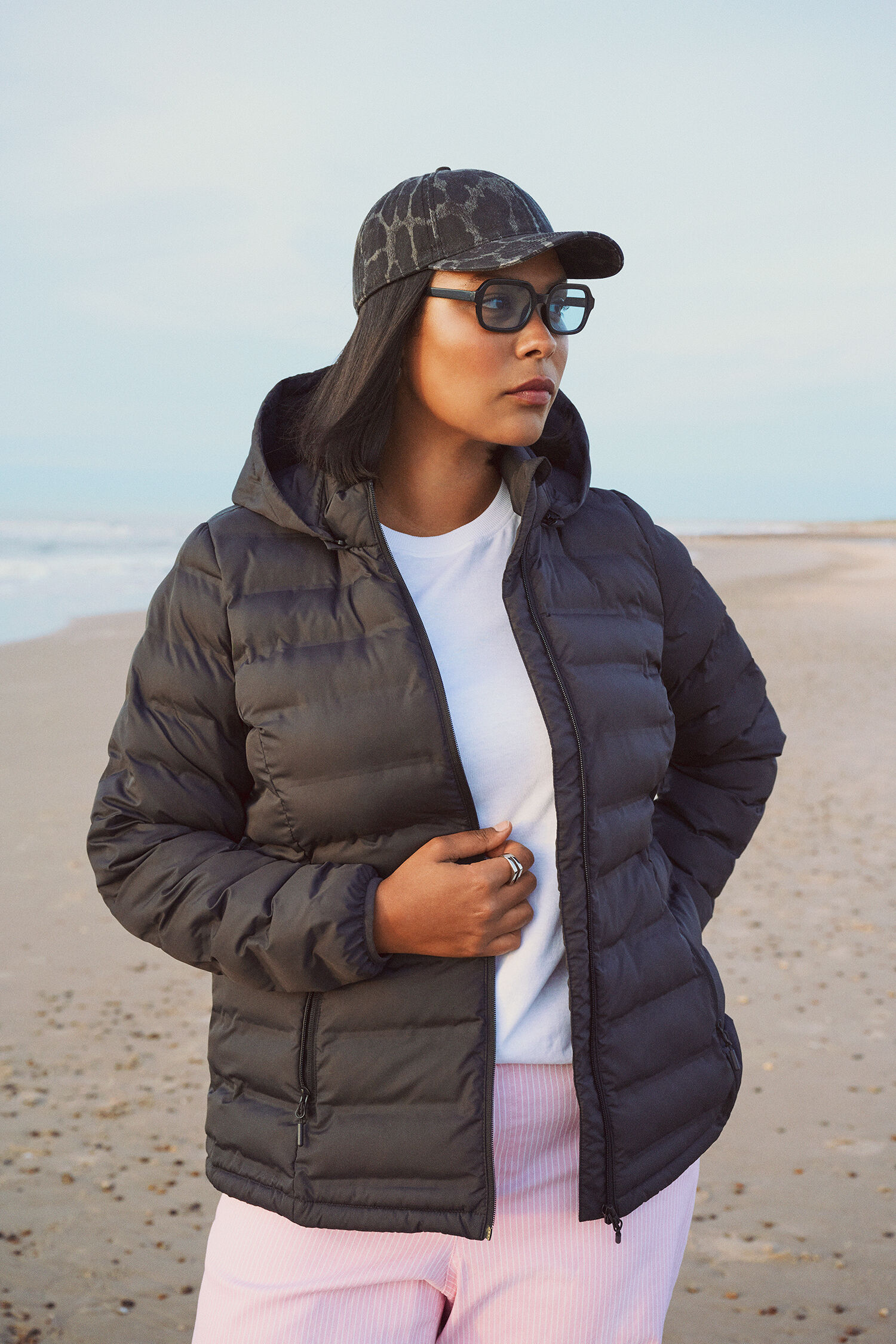 Vattenavvisande svart l&auml;tt jacka, , Model