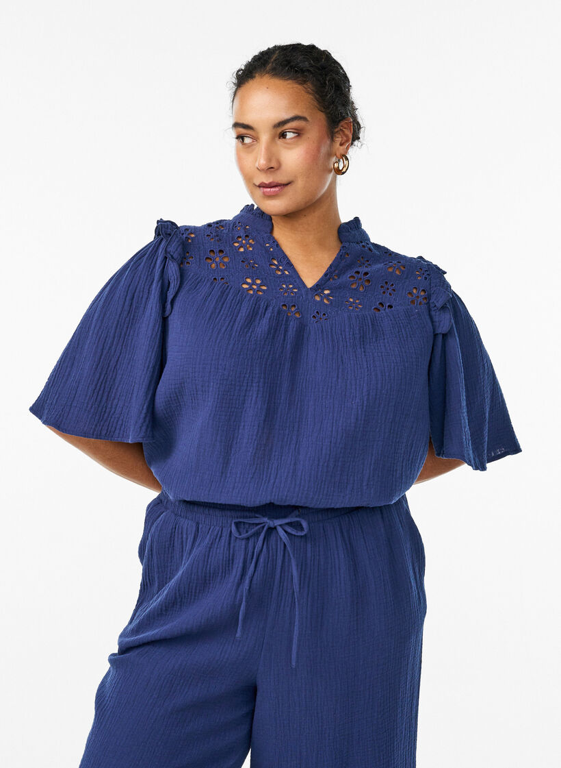 Blus i bomullsmuslin med broderie anglaise och 1/2-&auml;rm, Bl&aring;, Model image number 0