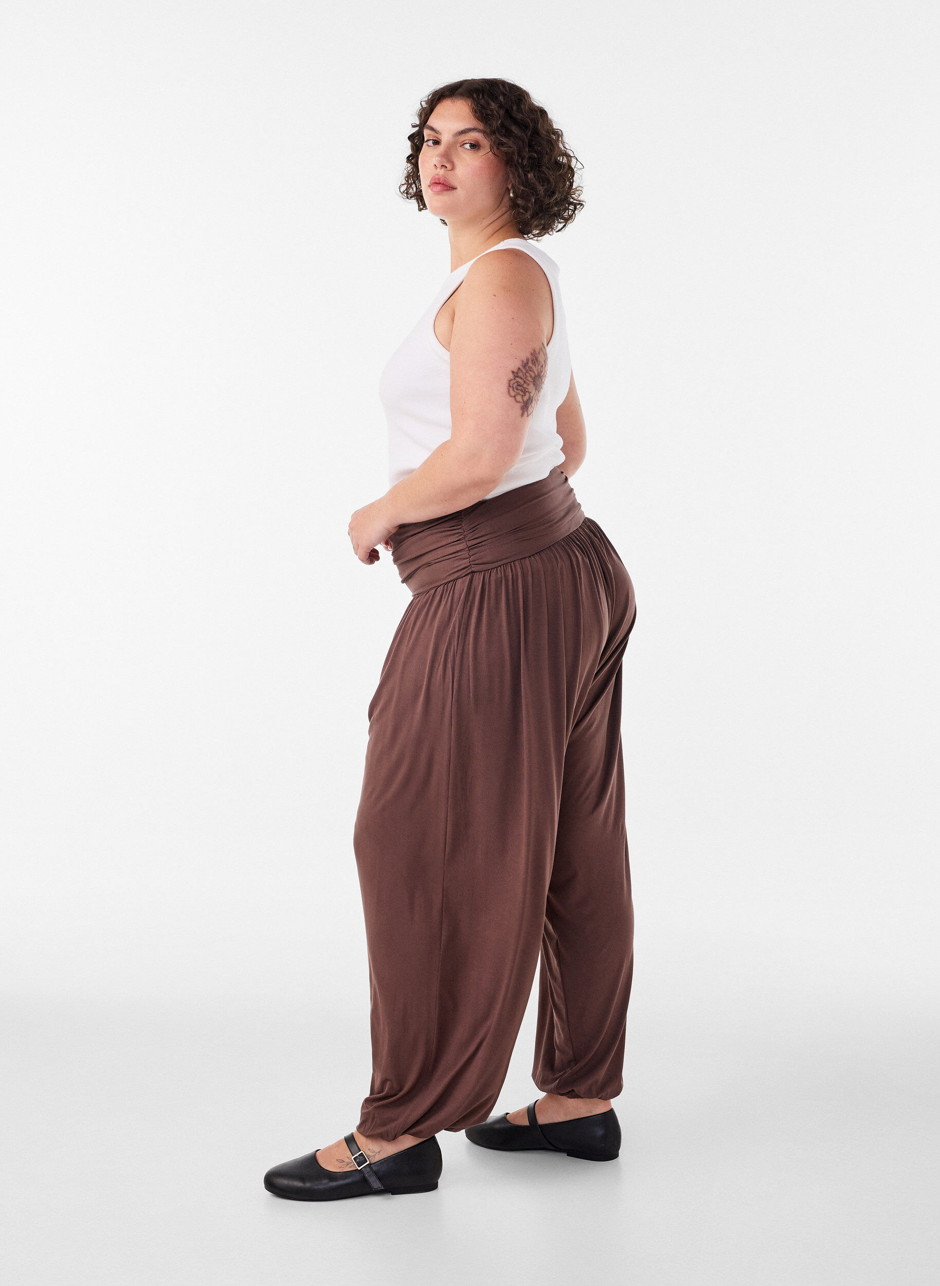 ZizziHarem-byxor med l&ouml;s passform, Brun, Model image number 2