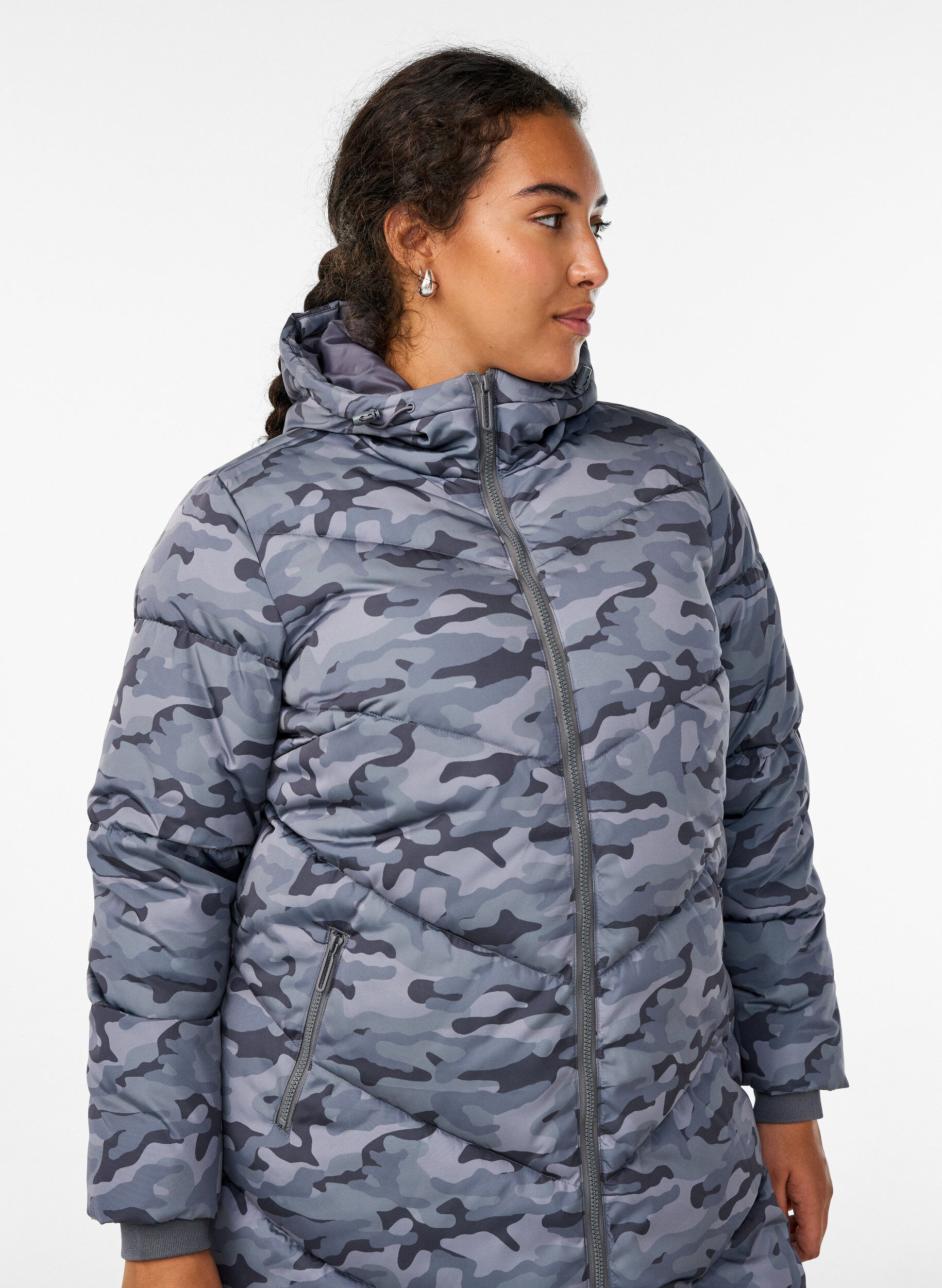 ZizziL&aring;ng kamouflagem&ouml;nstrad pufferjacka, Gr&aring;, Model image number 3