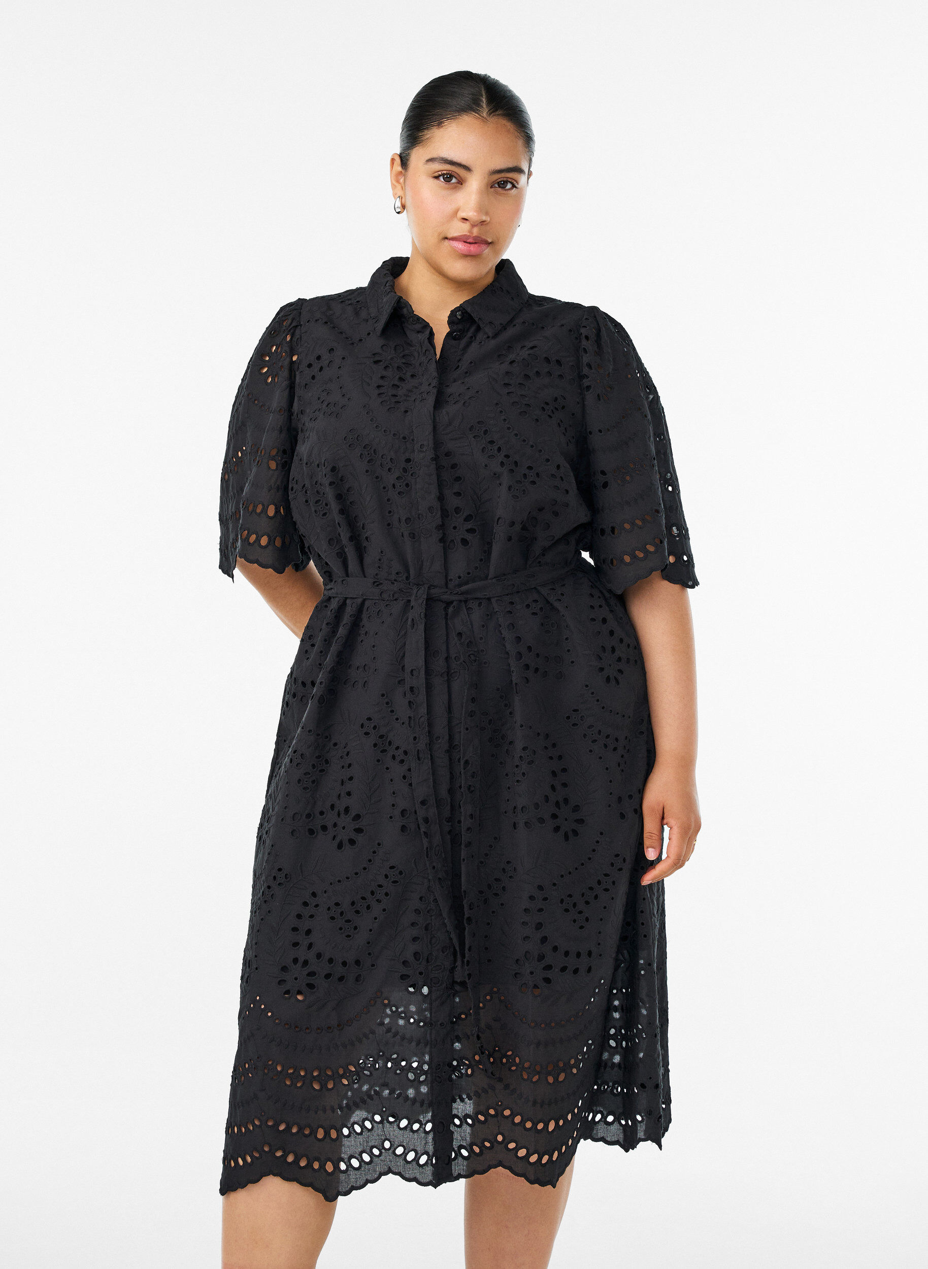 Skjortkl&auml;nning i broderie anglaise med knytb&auml;lte, Svart, Model