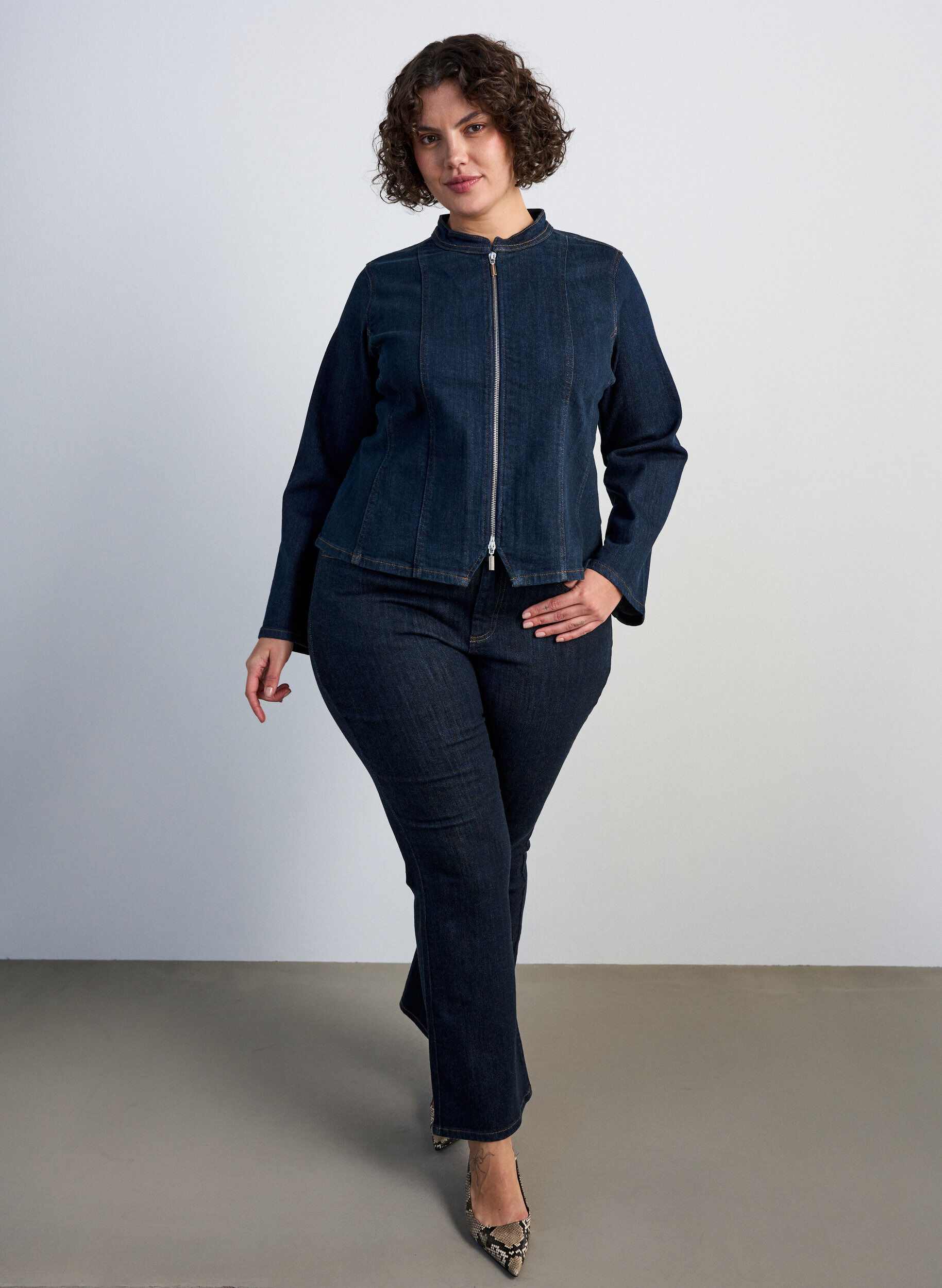ZizziFigurn&auml;ra jacka i denim med dragkedja, Bl&aring;, Model image number 1