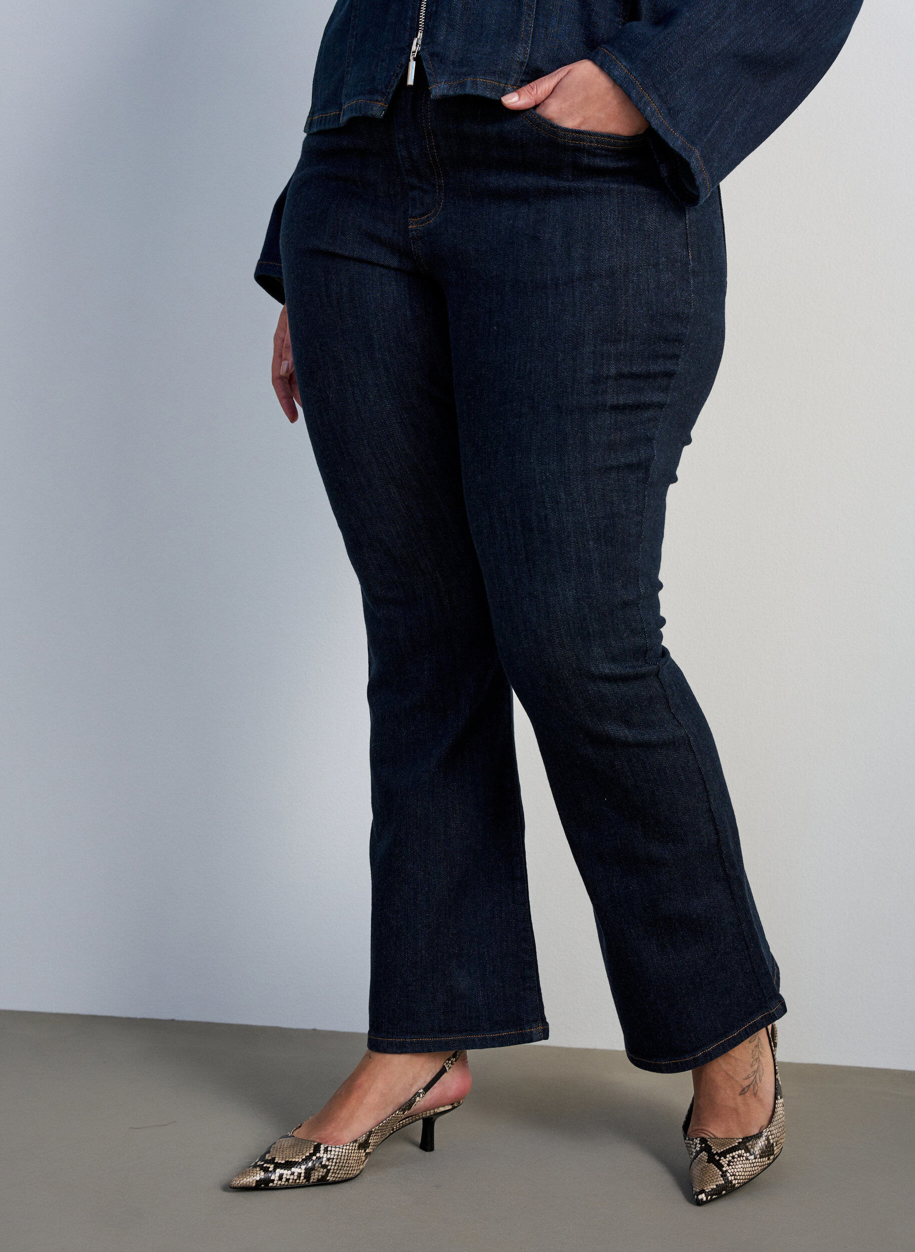 ZizziEllen bootcut-jeans med h&ouml;g midja, Bl&aring;, Model image number 2