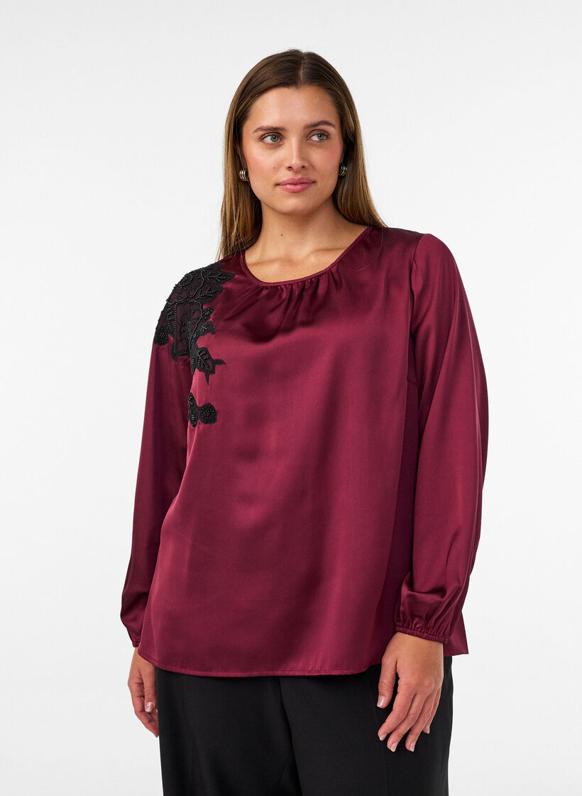Satinblus med spetsapplikation och p&auml;rlor, R&ouml;d, Model image number 0