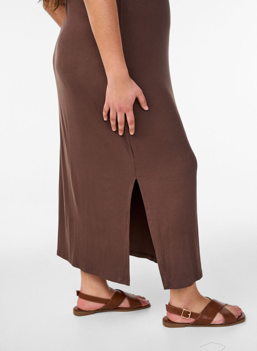 &Auml;rml&ouml;s ribbad kl&auml;nning i viskos, Brun, Model image number 2