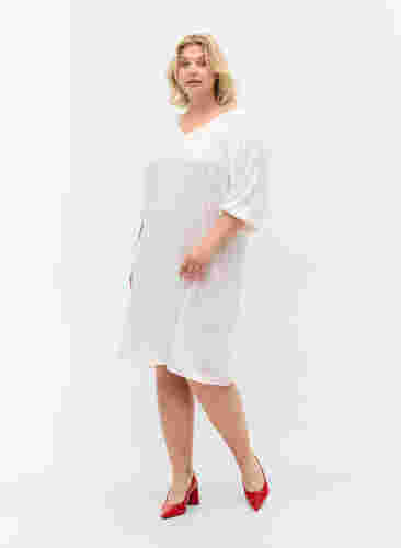 Viskosklänning med v-ringning, Bright White, Model image number 2