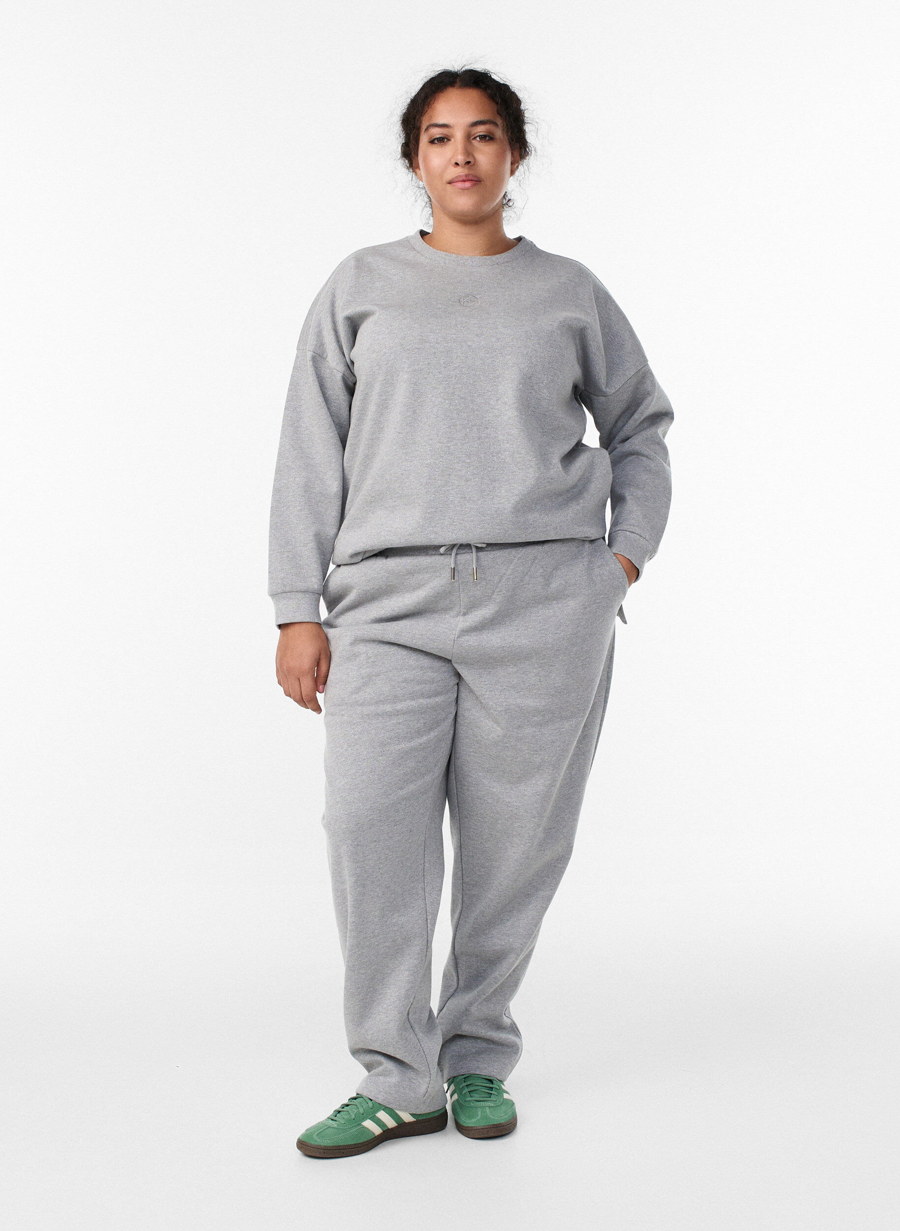 Sweatpants med h&ouml;g midja och glittertr&aring;d, Gr&aring;, Model