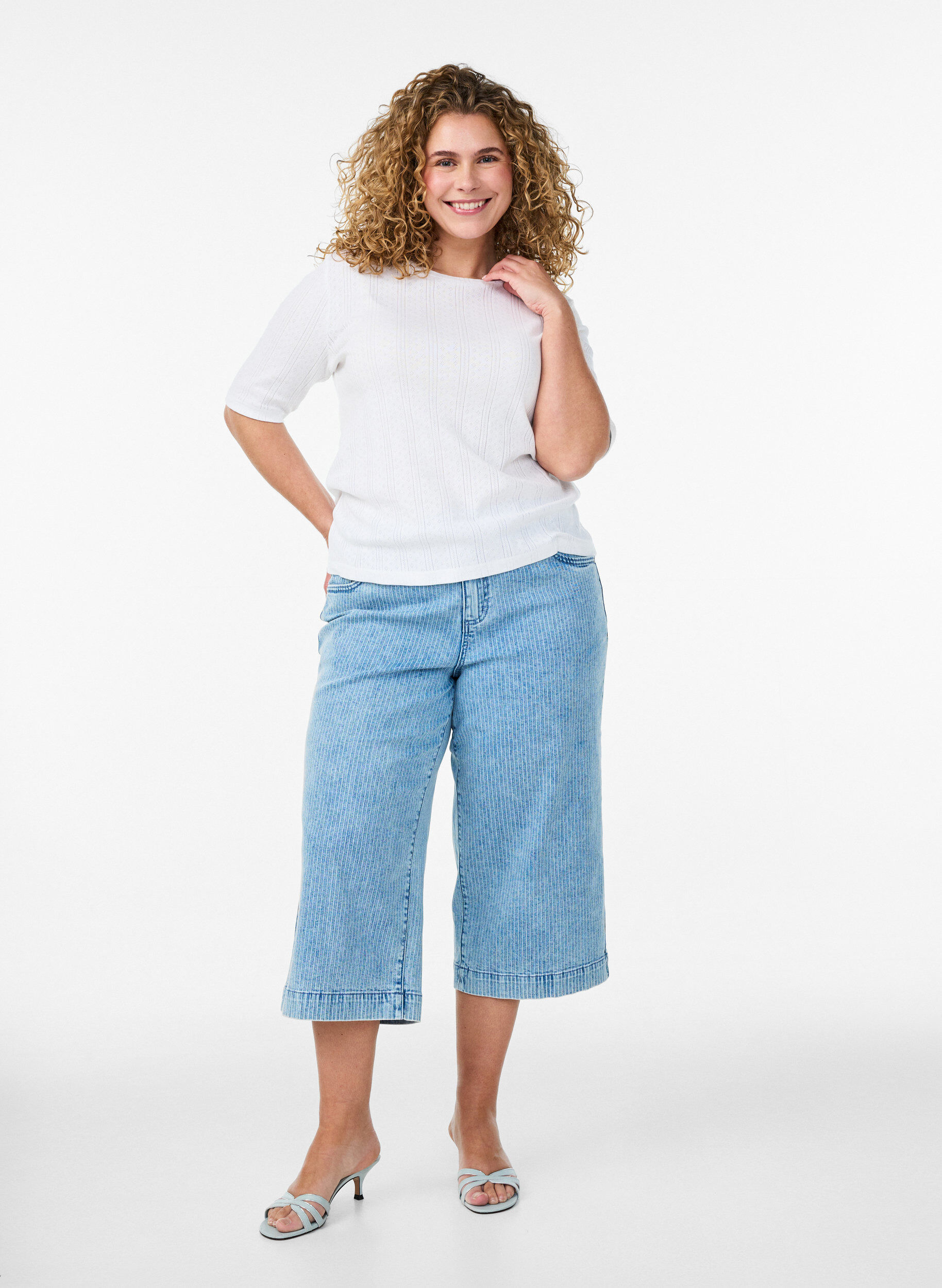 Zizzi T-shirt i bomull med h&aring;lbroderi, Vit, Model image number 1