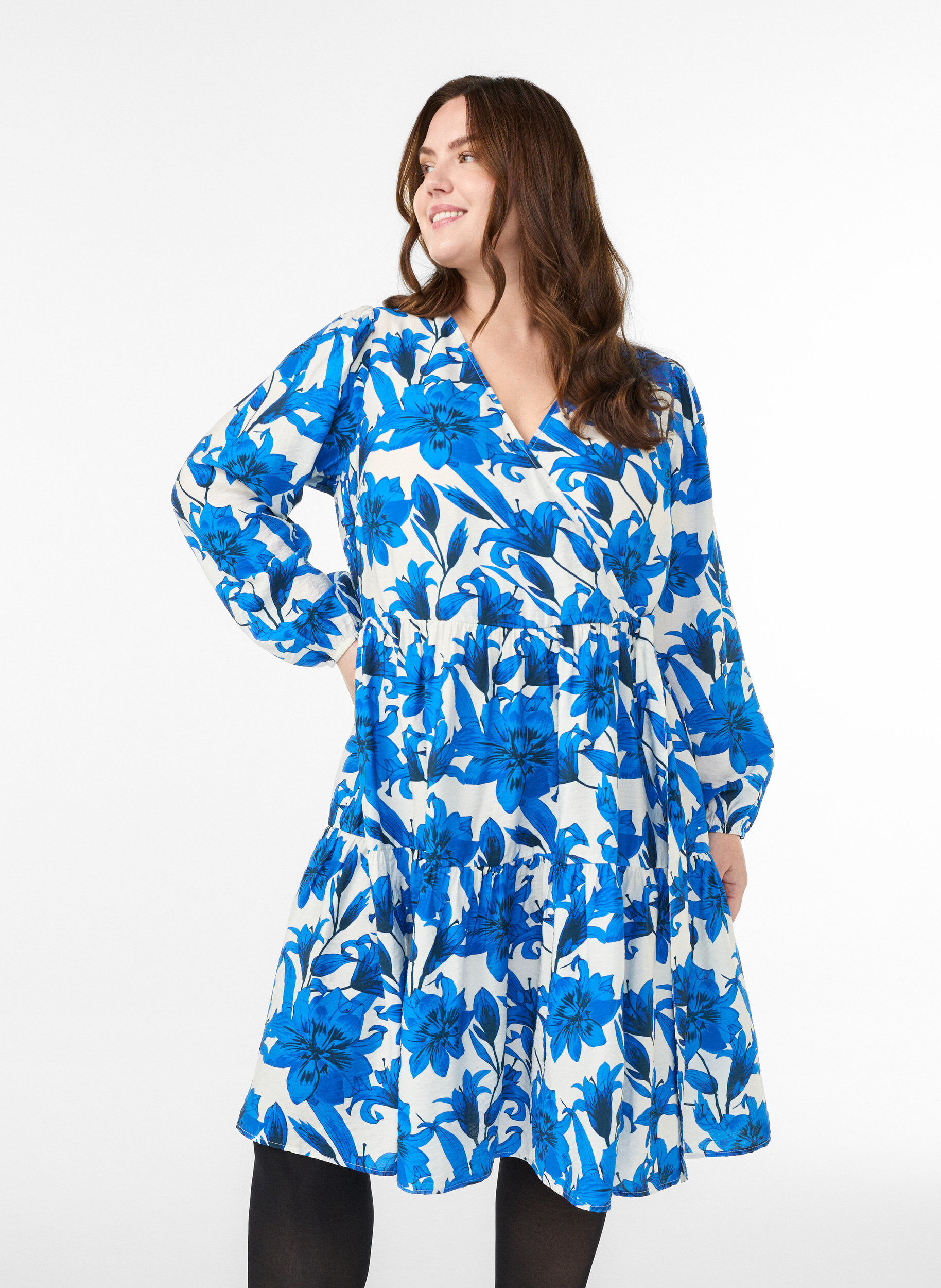 Blommig omlottkl&auml;nning med knytsk&auml;rp, Vanilla, Model