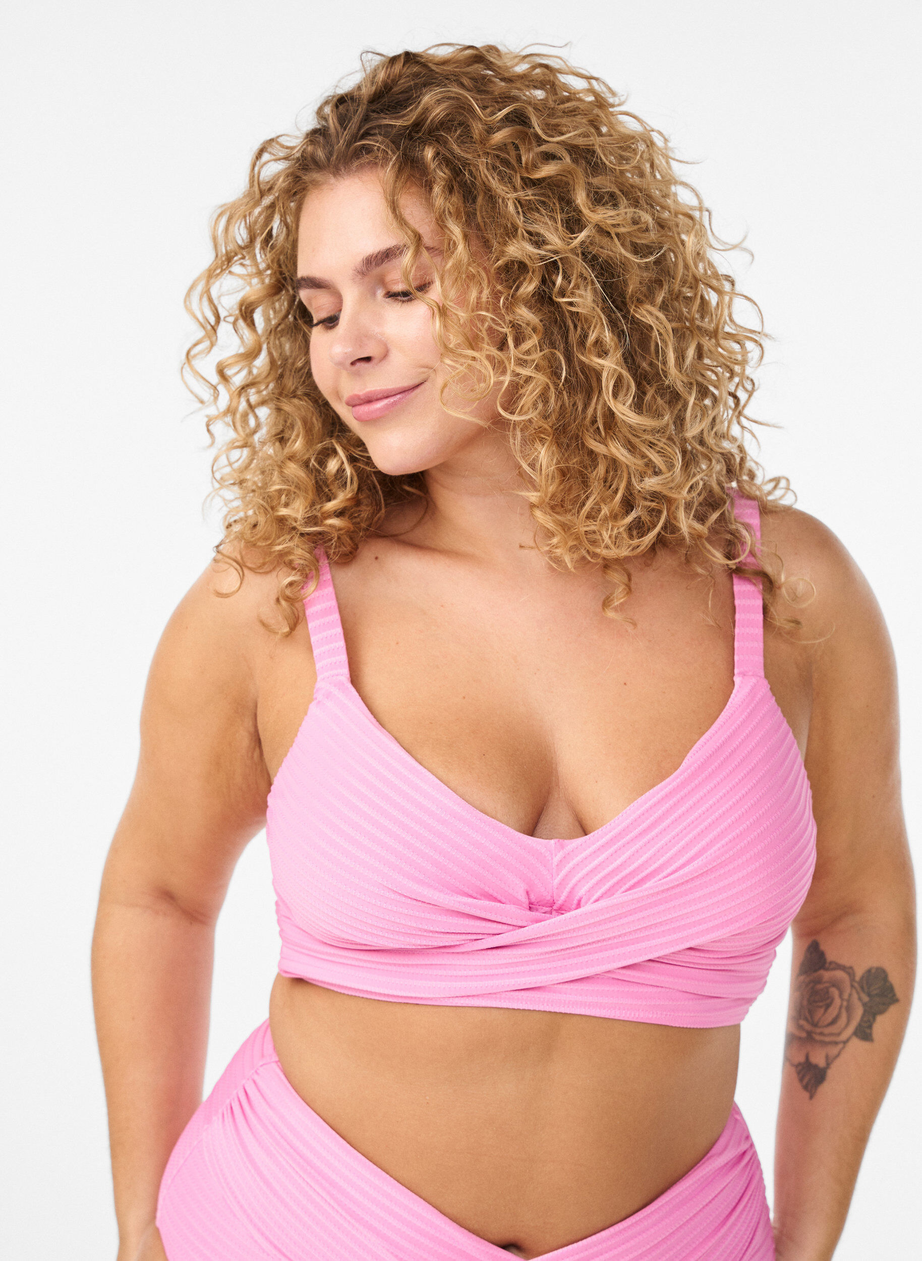 Zizzi Bikinitopp med randig textur och kors i ryggen, Rosa, Model image number 0